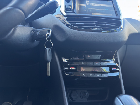 PEUGEOT 208 1.6 VTI Intuitive-image-5