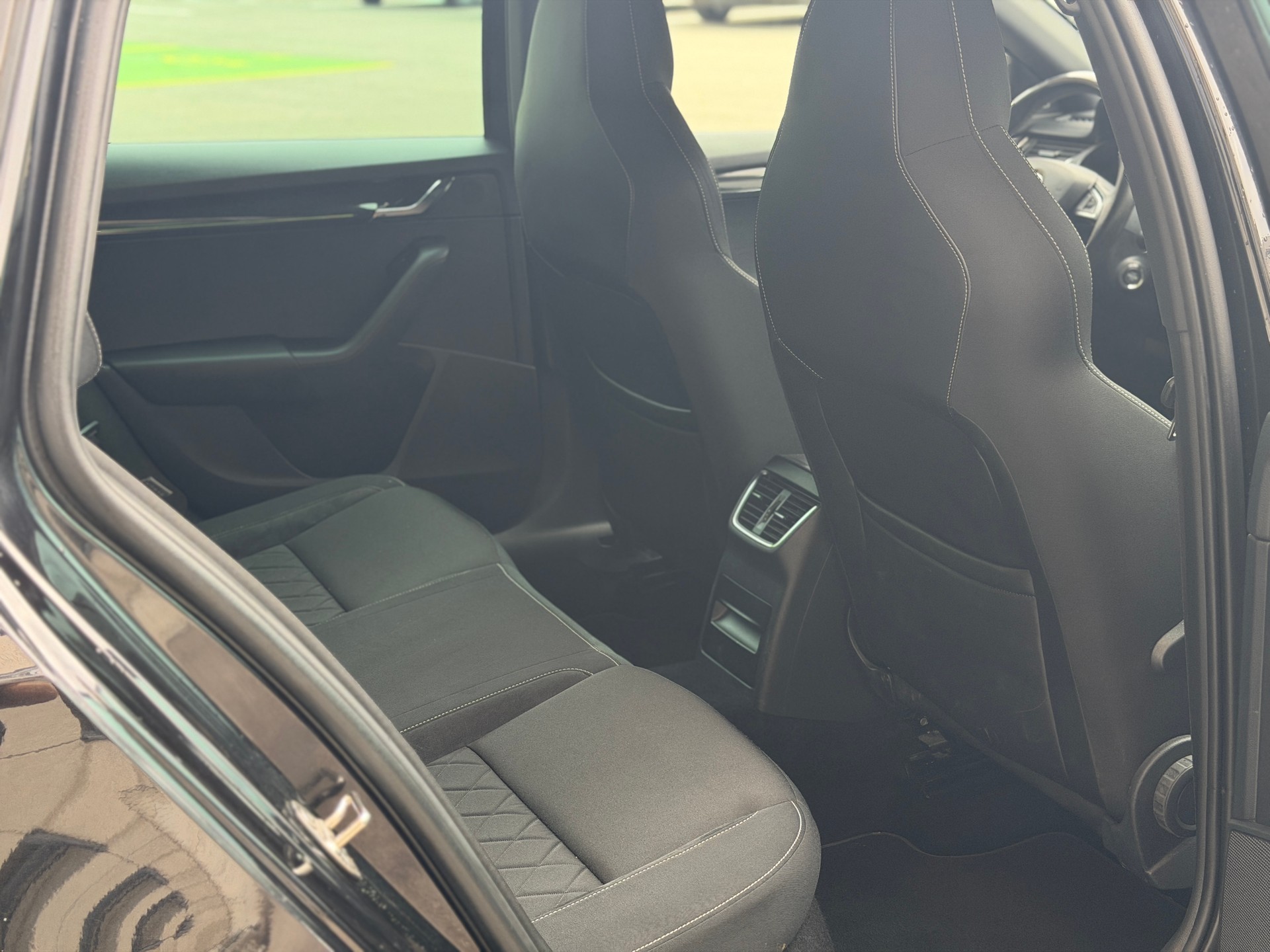SKODA Octavia Combi 2.0 TDI RS 4x4 DSG-image-23