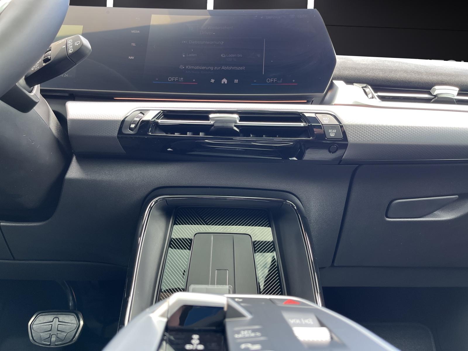 BMW iX1 30 xDrive-image-12