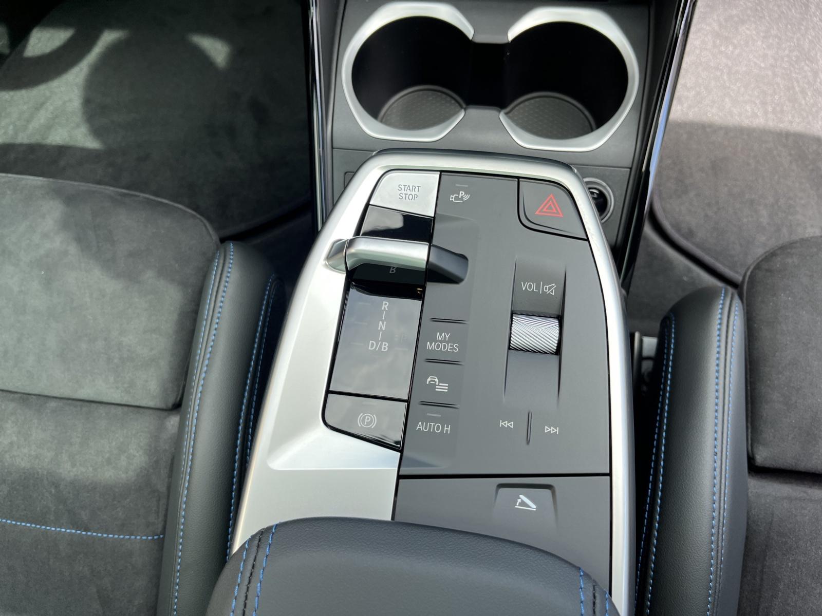 BMW iX1 30 xDrive-image-20