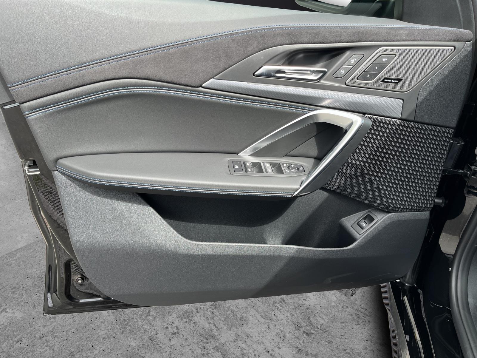 BMW iX1 30 xDrive-image-7