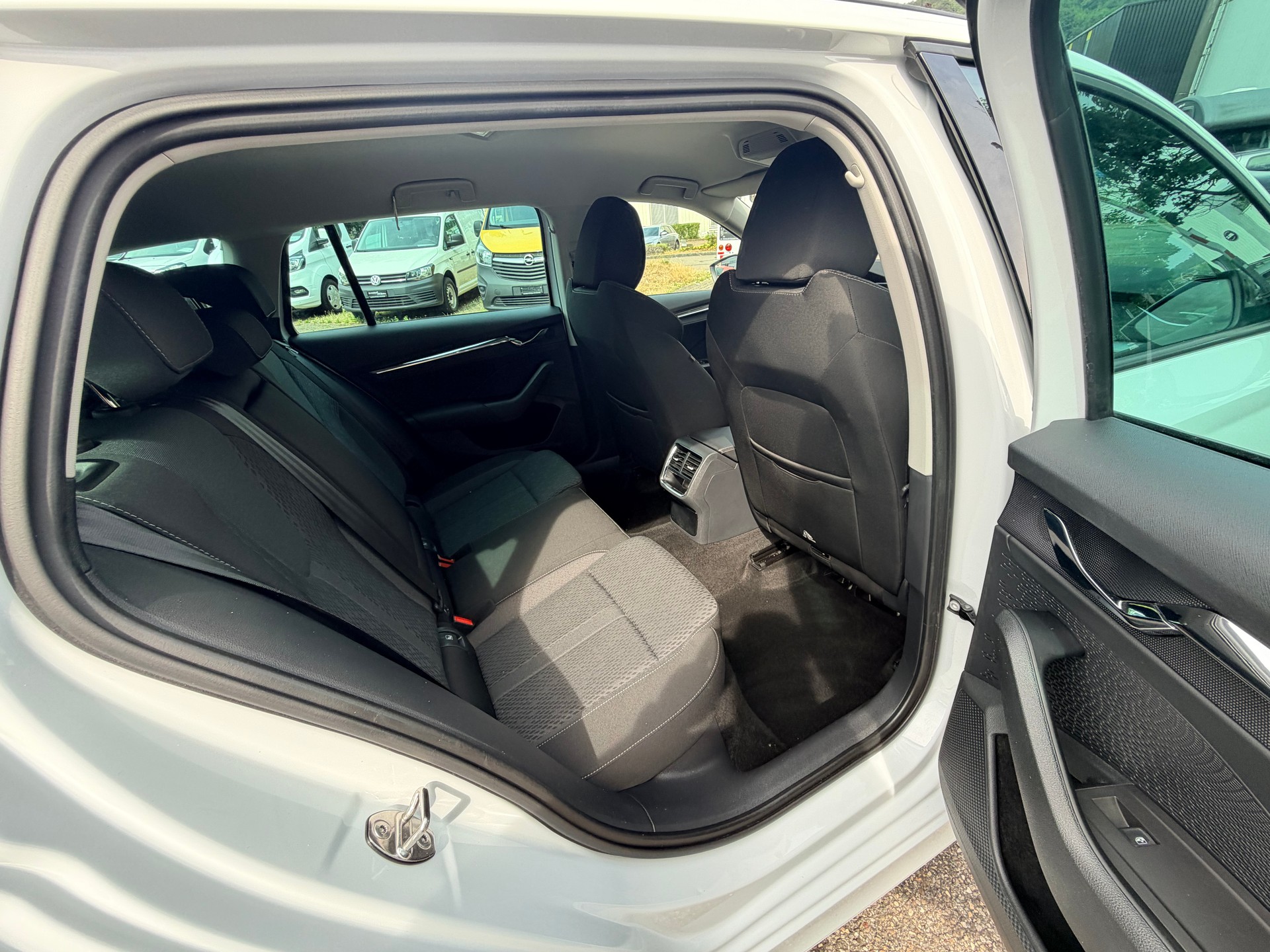 SKODA Octavia Combi 2.0 TSI Style DSG 4x4-image-11