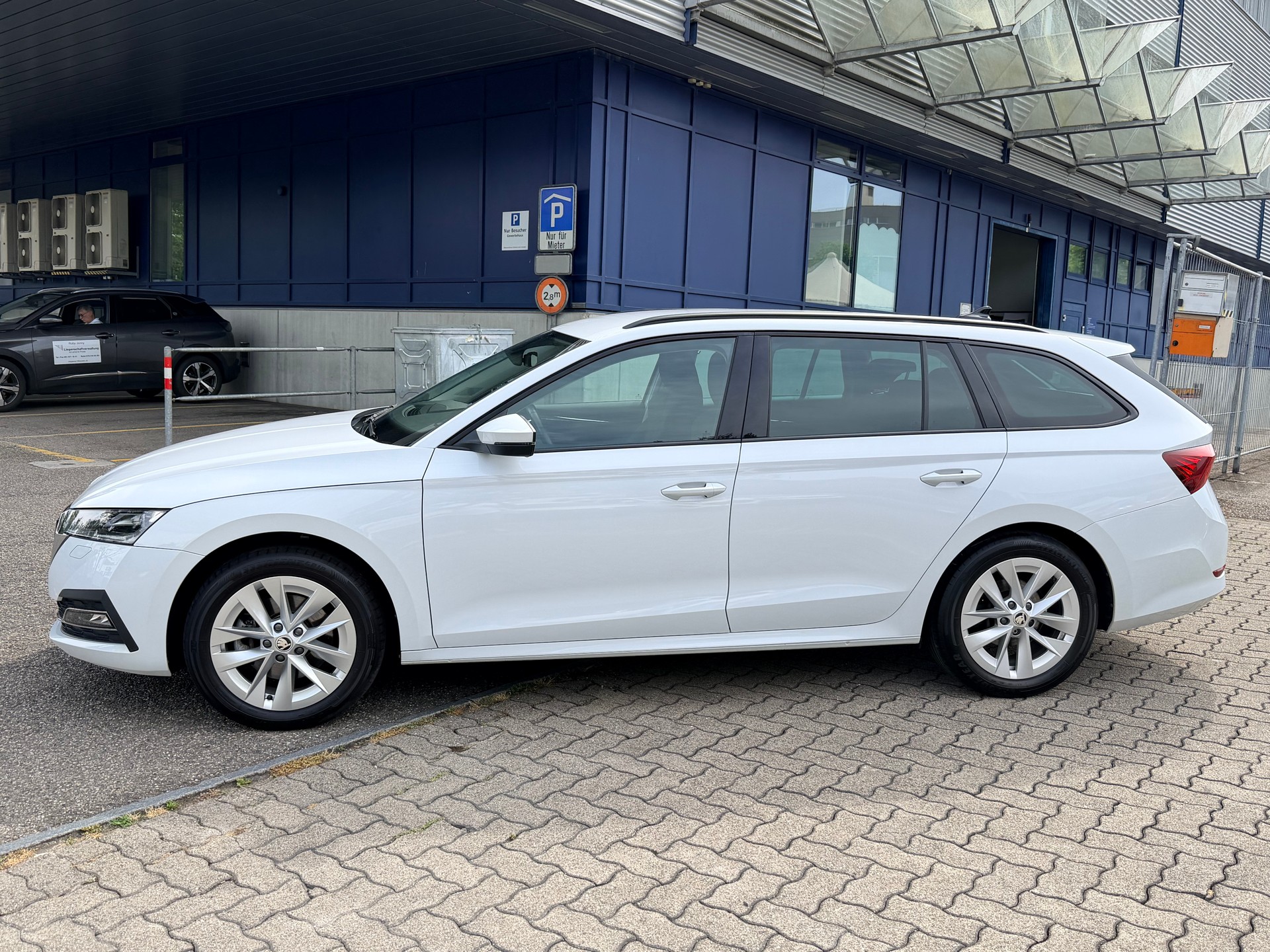 SKODA Octavia Combi 2.0 TSI Style DSG 4x4-image-6