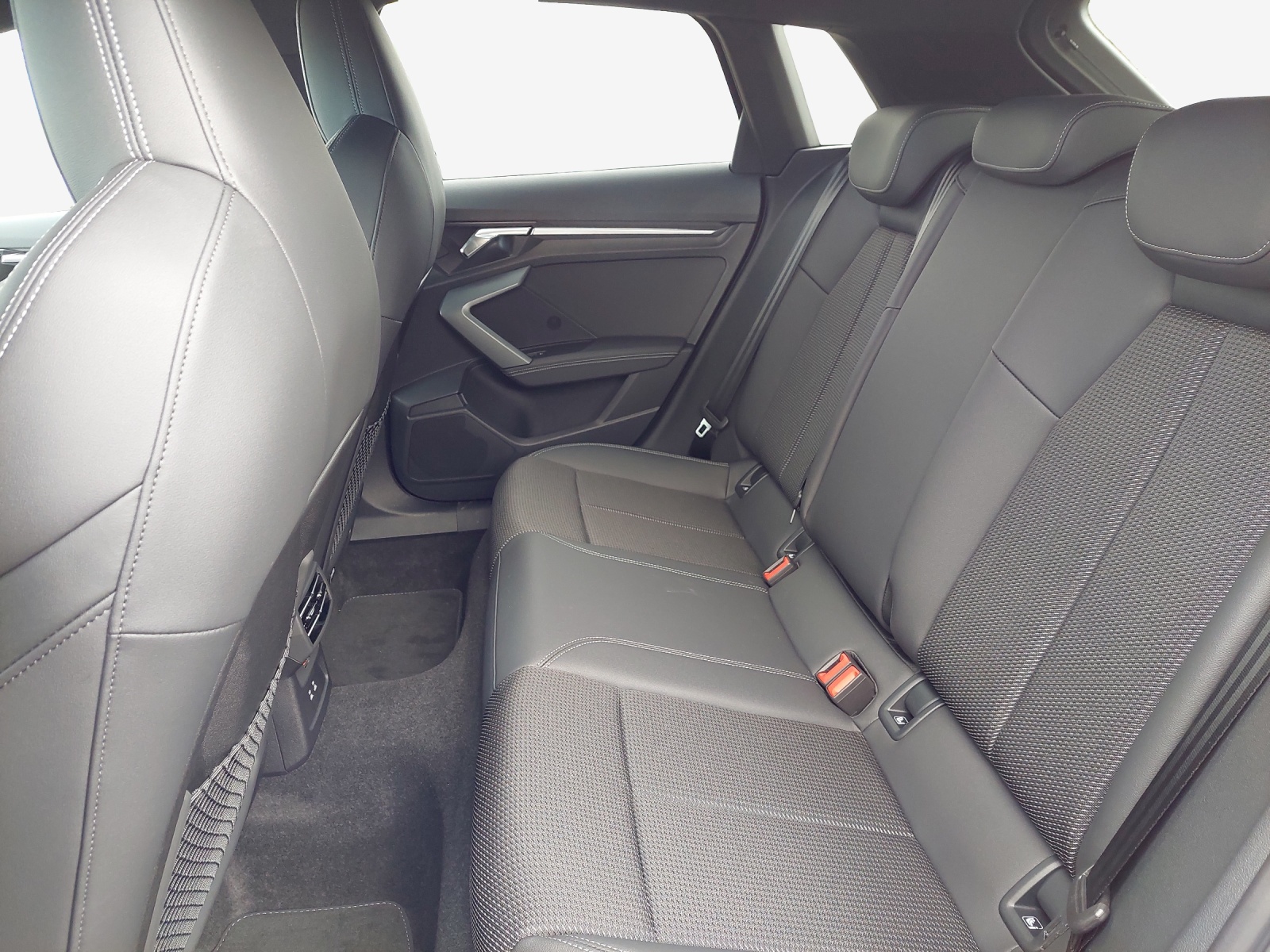 AUDI A3 Sportback TFSI 110 kW S line Attraction S tronic-image-11