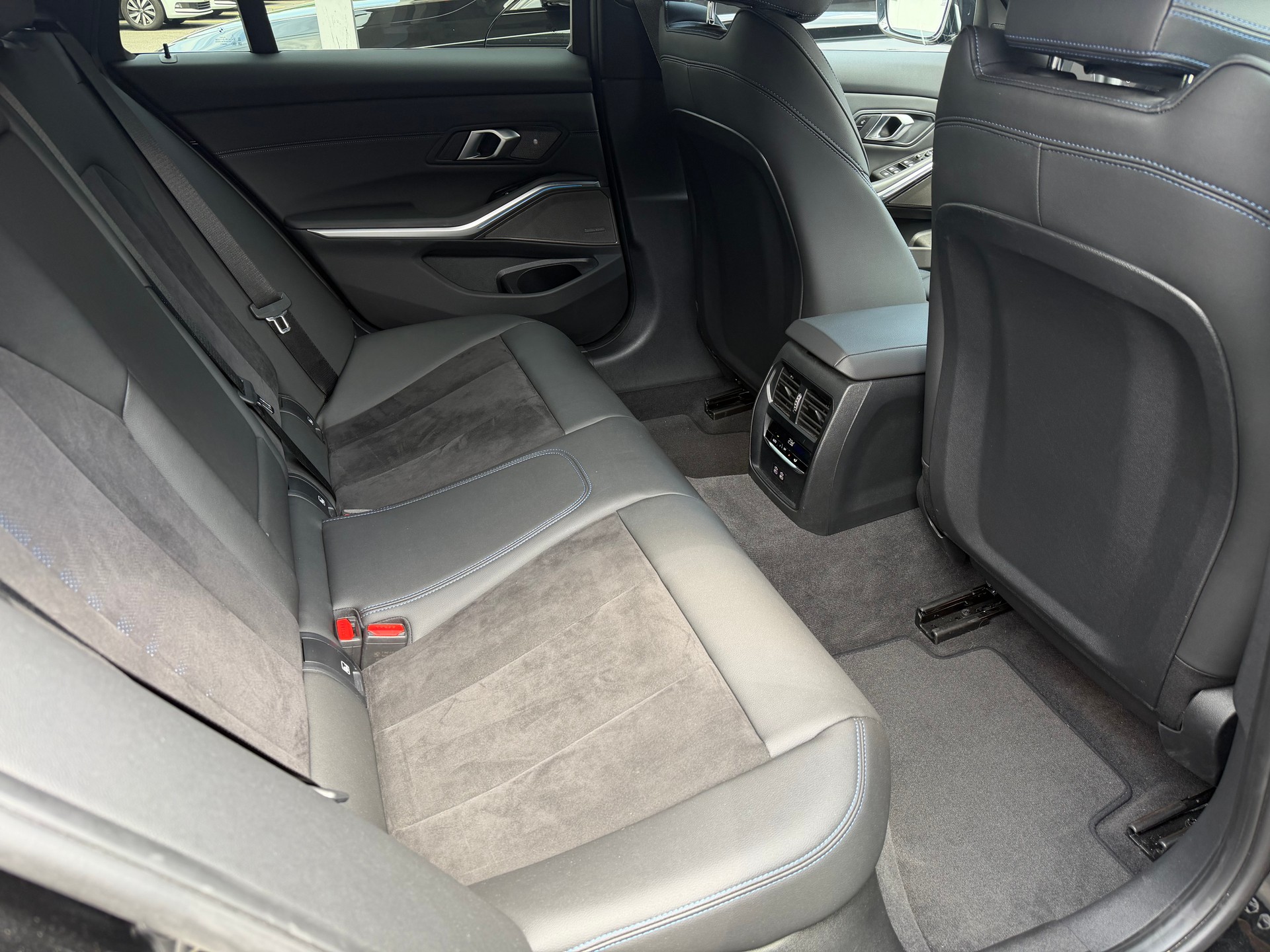 BMW 320d xDrive 48V Touring Steptronic M Sport-image-17