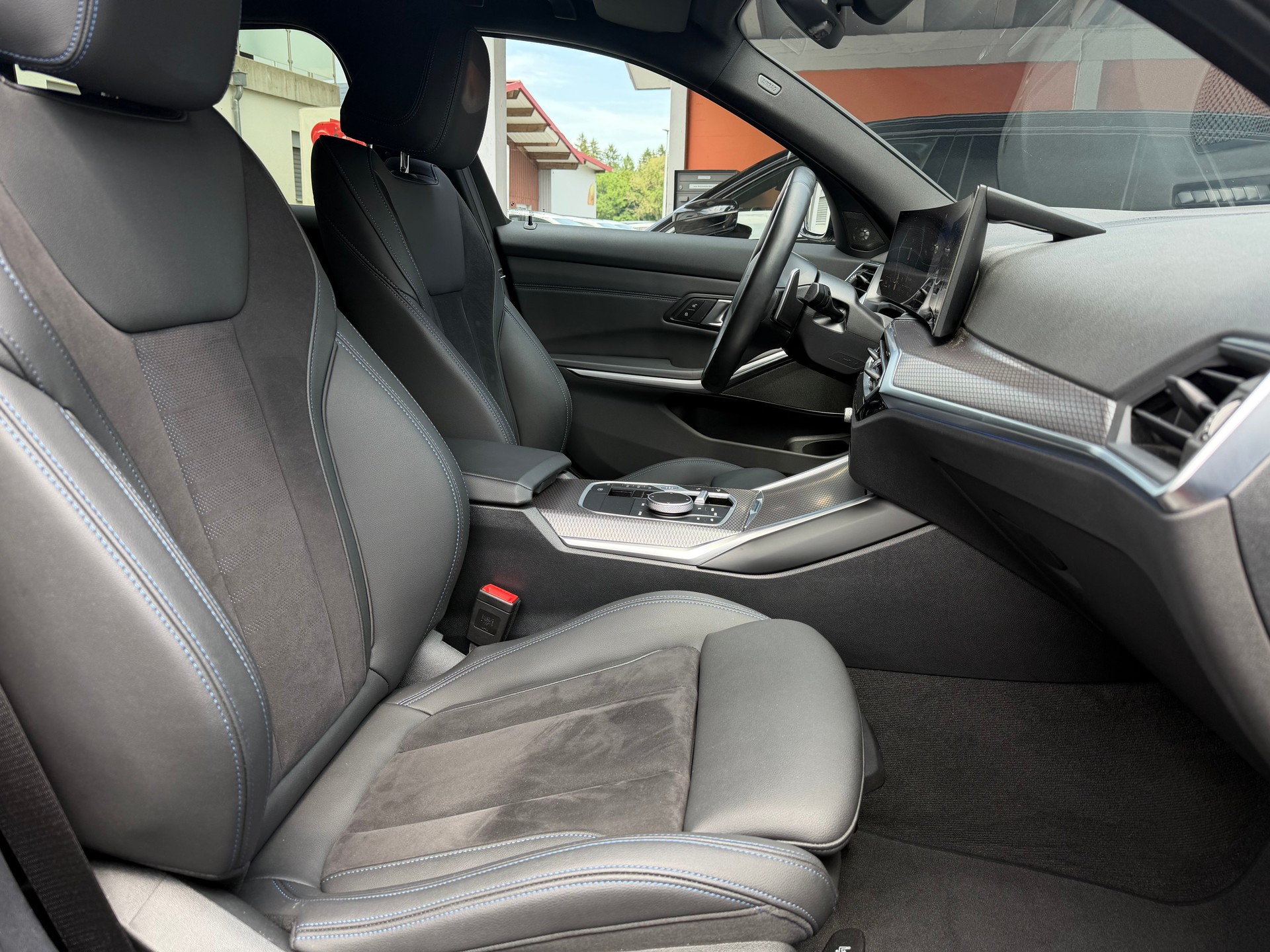 BMW 320d xDrive 48V Touring Steptronic M Sport-image-16