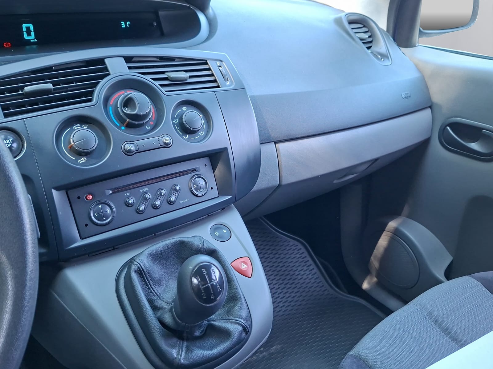 RENAULT Scénic 1.6 16V Dynamique-image-12