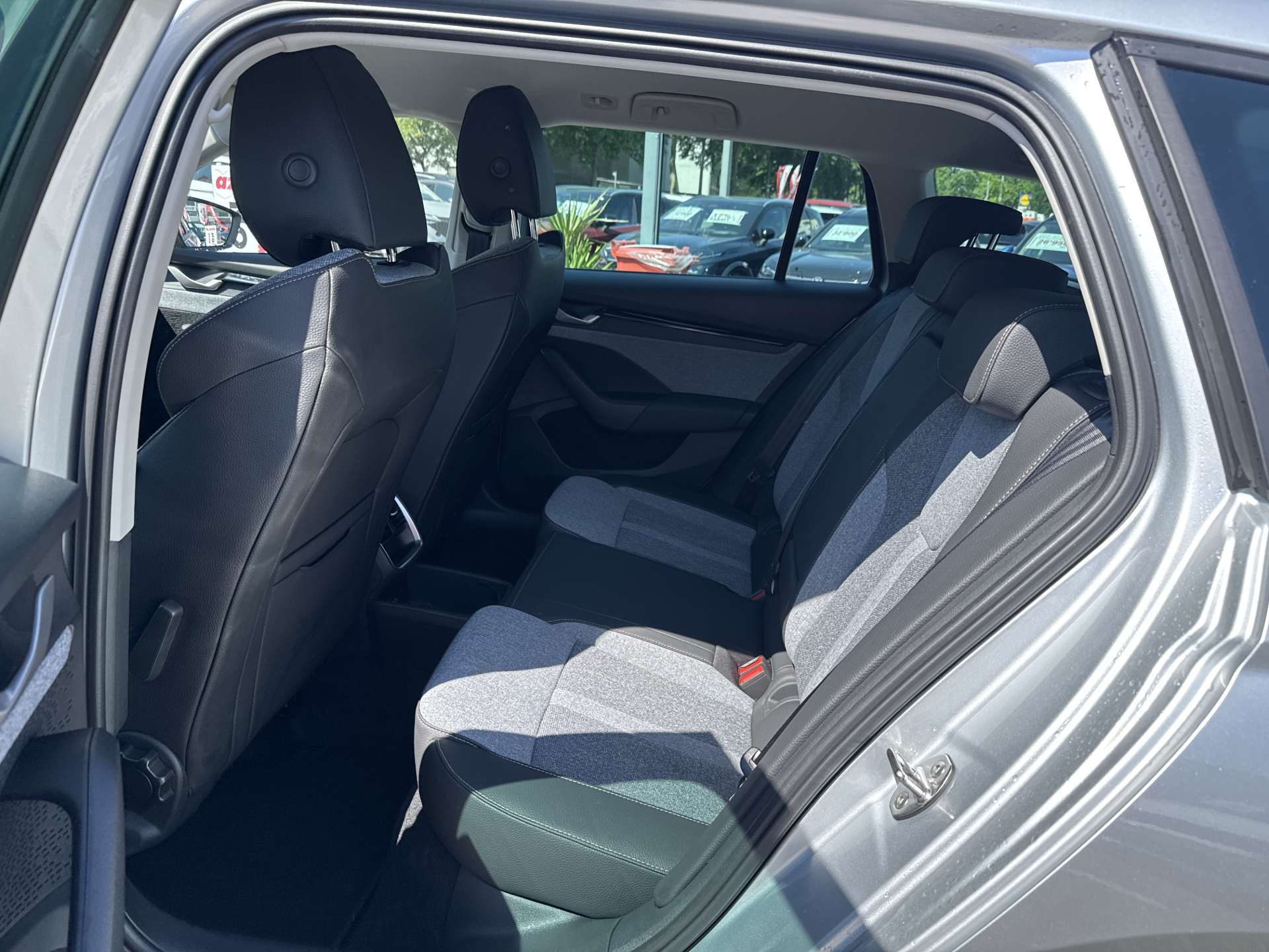 SKODA Octavia Combi 2.0 TDi Selection DSG-Automat-image-6