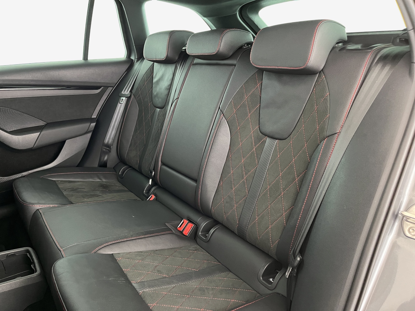 SKODA Octavia Combi 2.0 TSI DSG RS-image-11