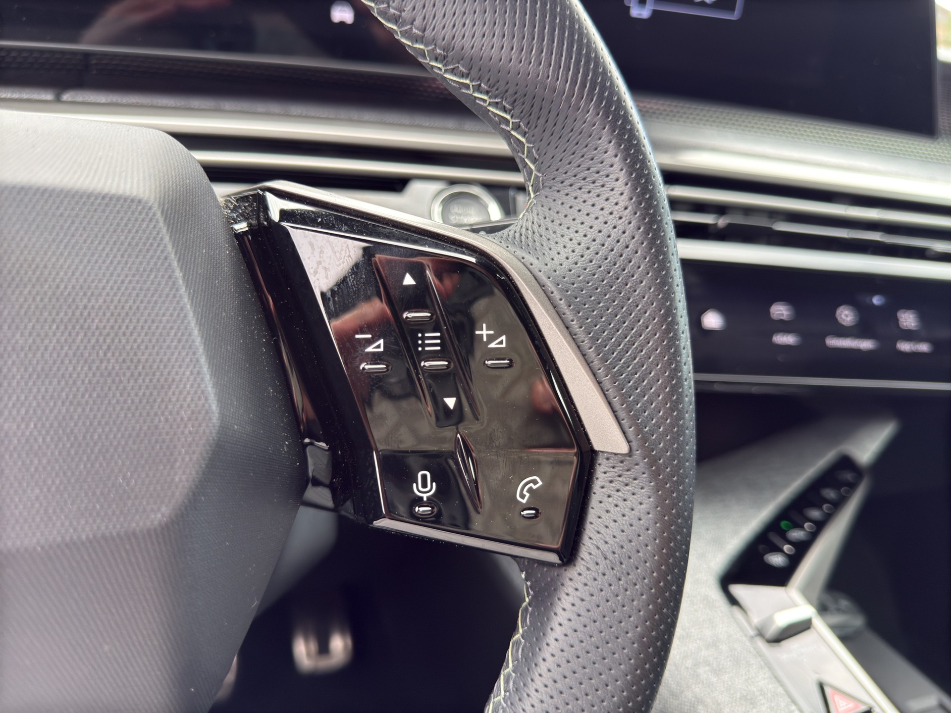PEUGEOT 5008 1.2 Hybrid e-DCS6 GT 7 Plätzer-image-37