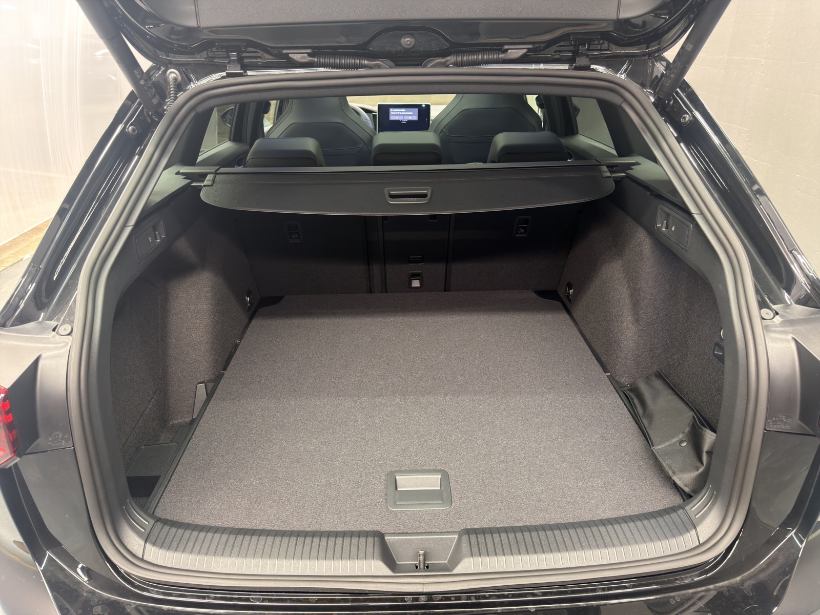 VW Golf VIII Variant 1.5 eTSI R-Line DSG-image-10