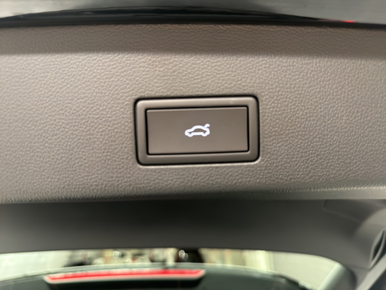 VW Golf VIII Variant 1.5 eTSI R-Line DSG-image-14