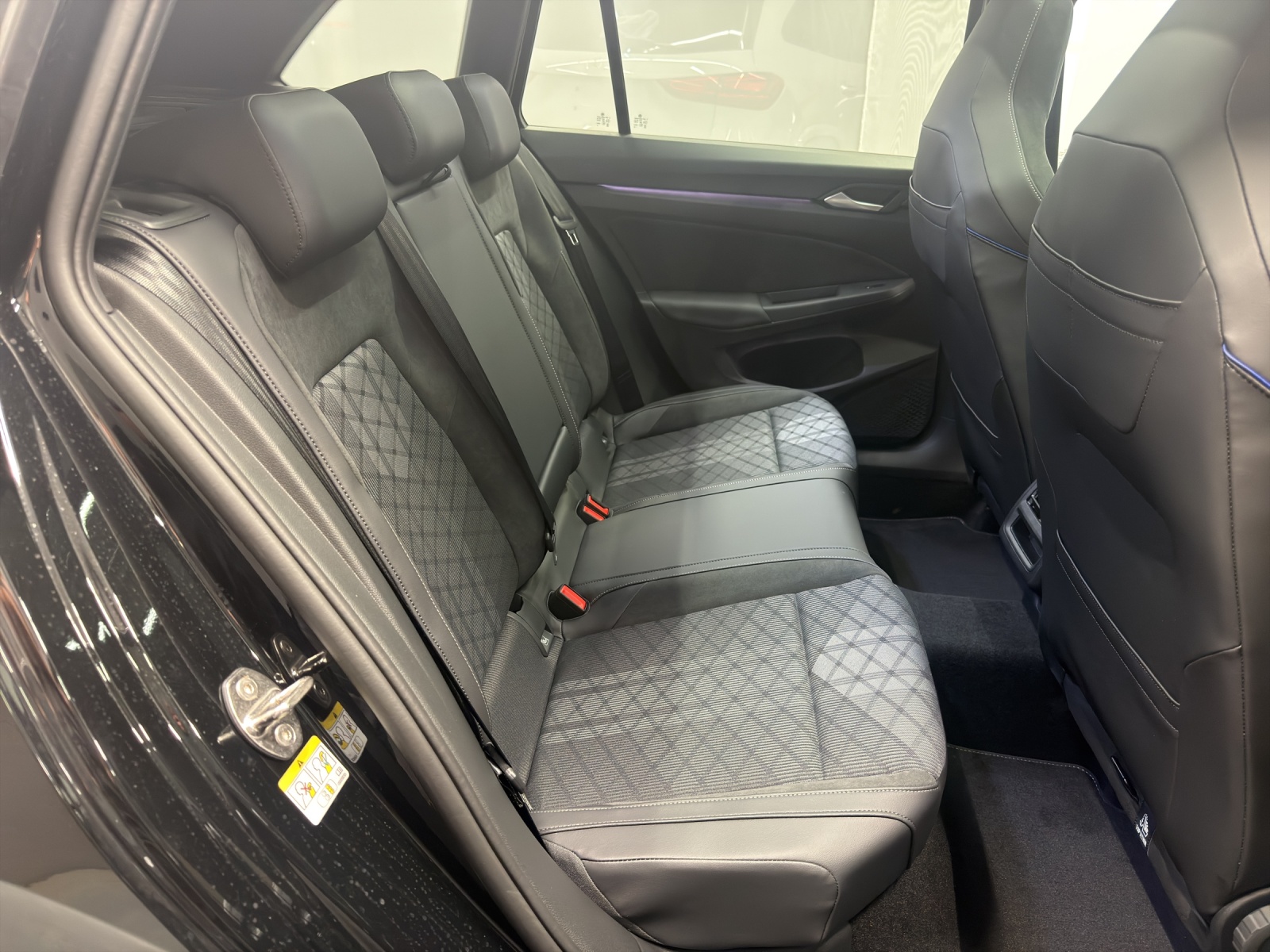 VW Golf VIII Variant 1.5 eTSI R-Line DSG-image-9