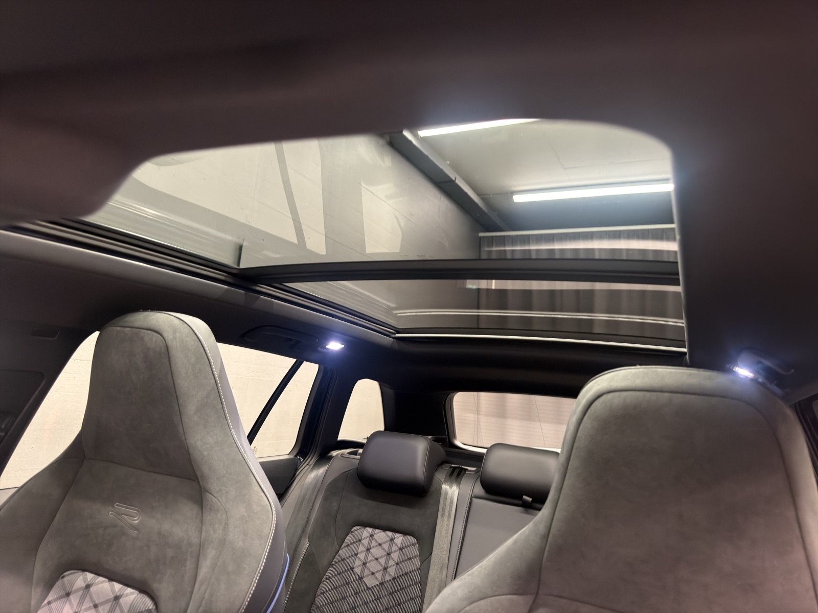 VW Golf VIII Variant 1.5 eTSI R-Line DSG-image-12