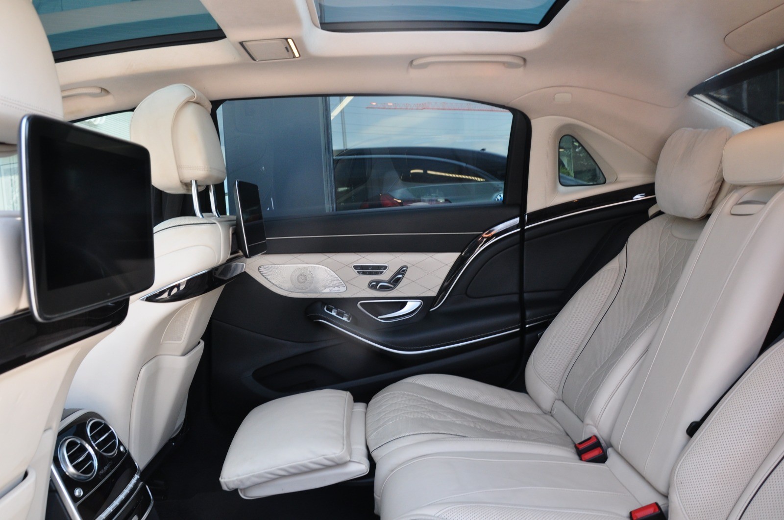 MERCEDES-BENZ S 560 Maybach 4Matic 9G-Tronic-image-23