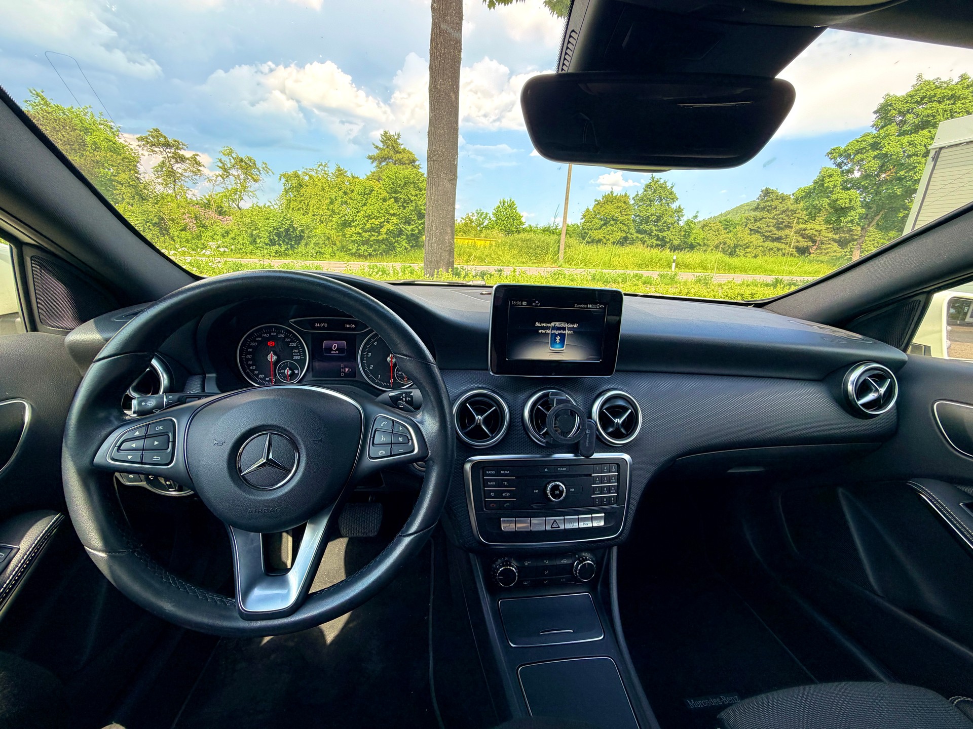 MERCEDES-BENZ A 180-image-1