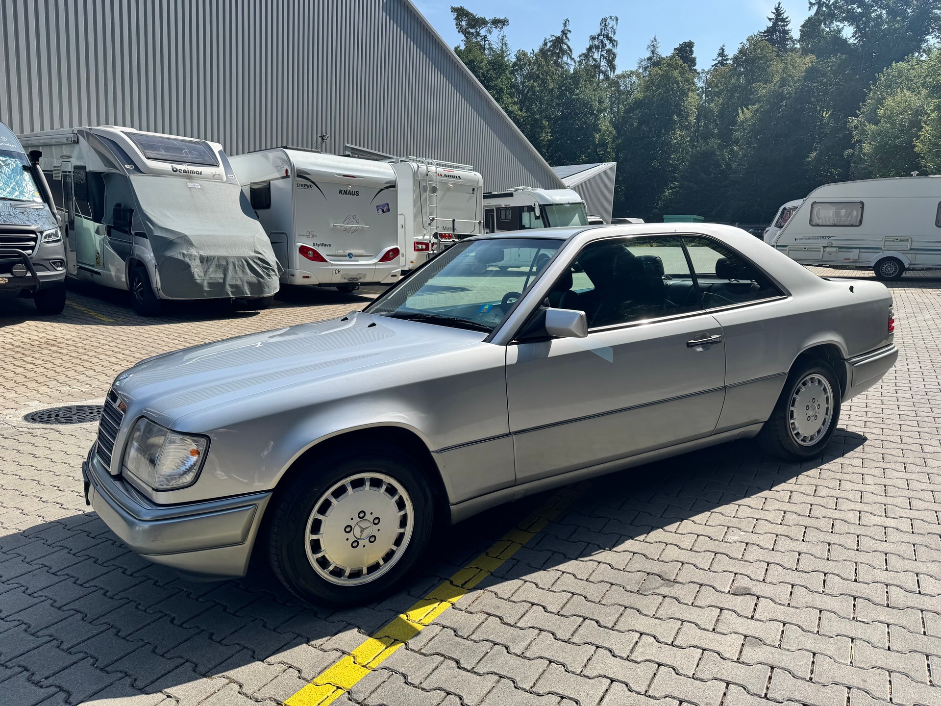 MERCEDES-BENZ E 220-image-2