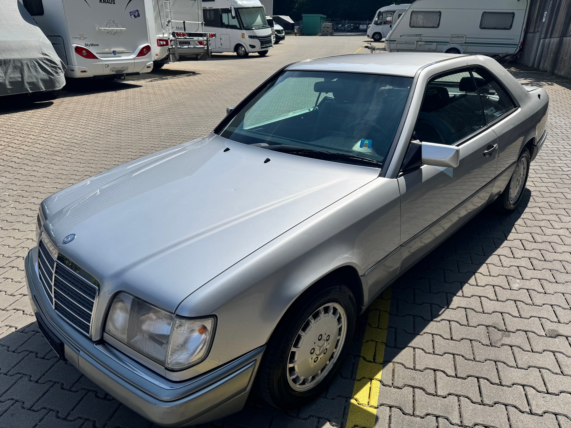 MERCEDES-BENZ E 220-image-1