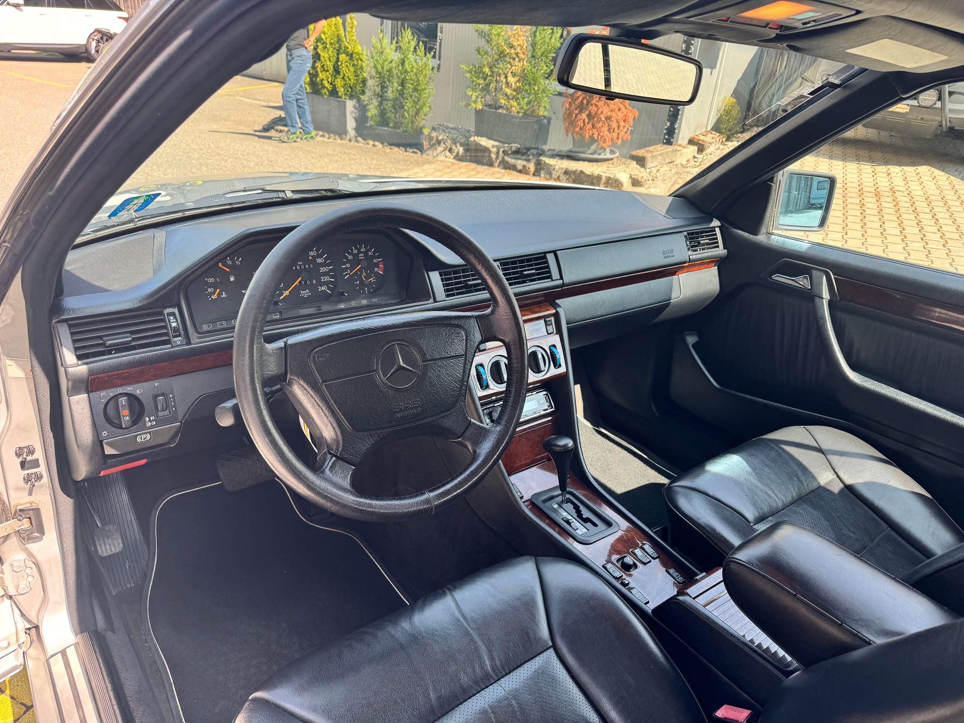 MERCEDES-BENZ E 220-image-11