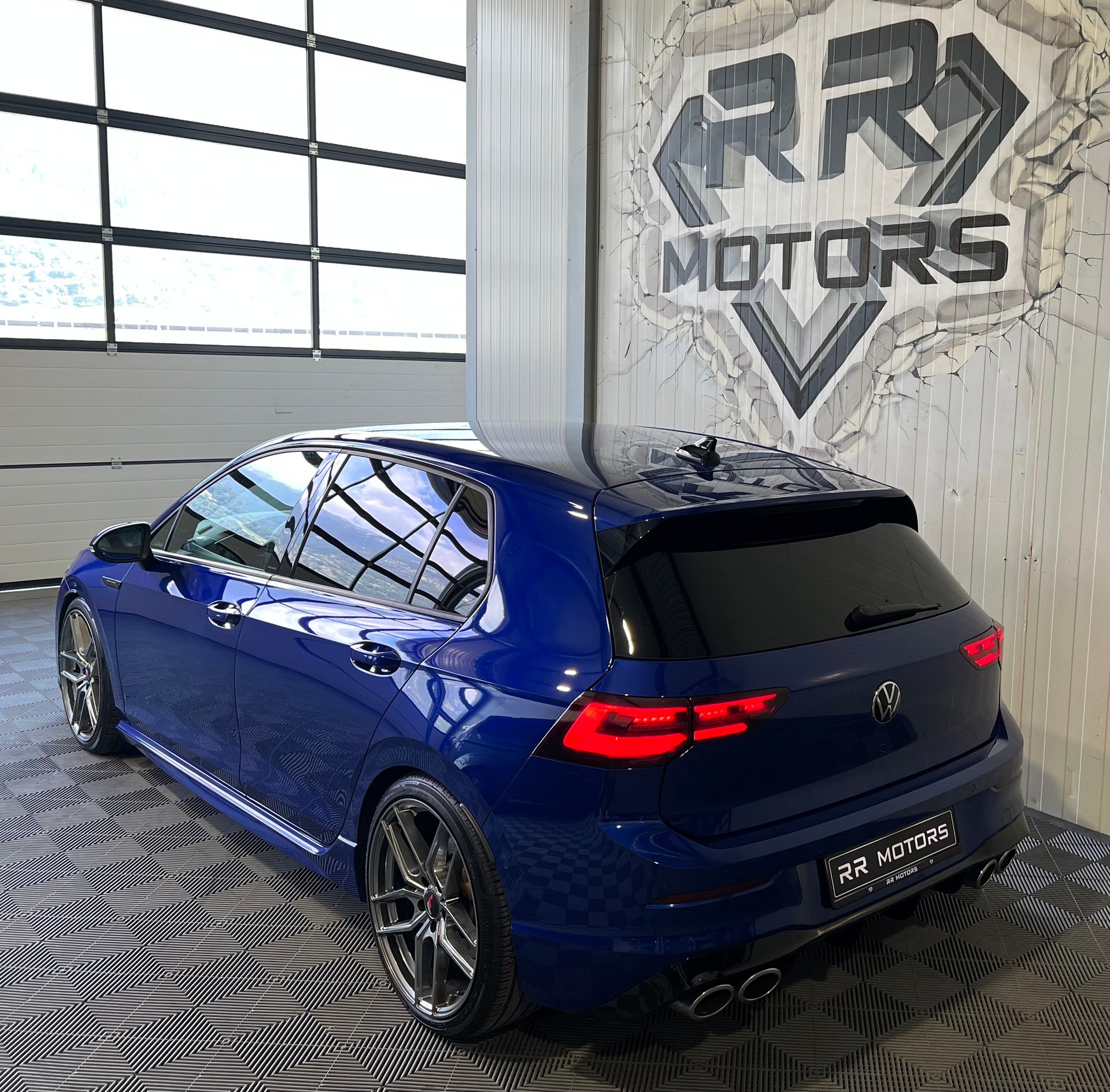 VW Golf 2.0 TSI R DSG 4Motion-image-2