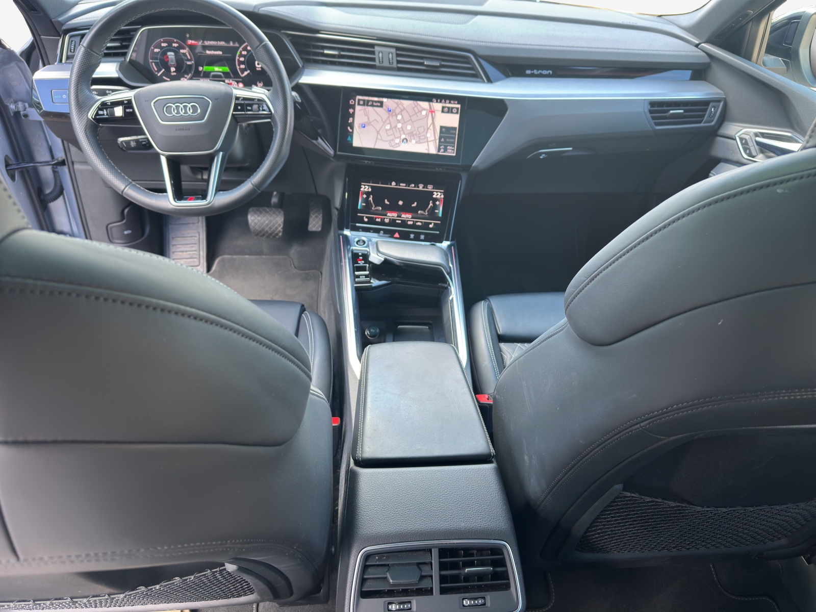 AUDI e-tron 55 S Line Black Edition quattro-image-8