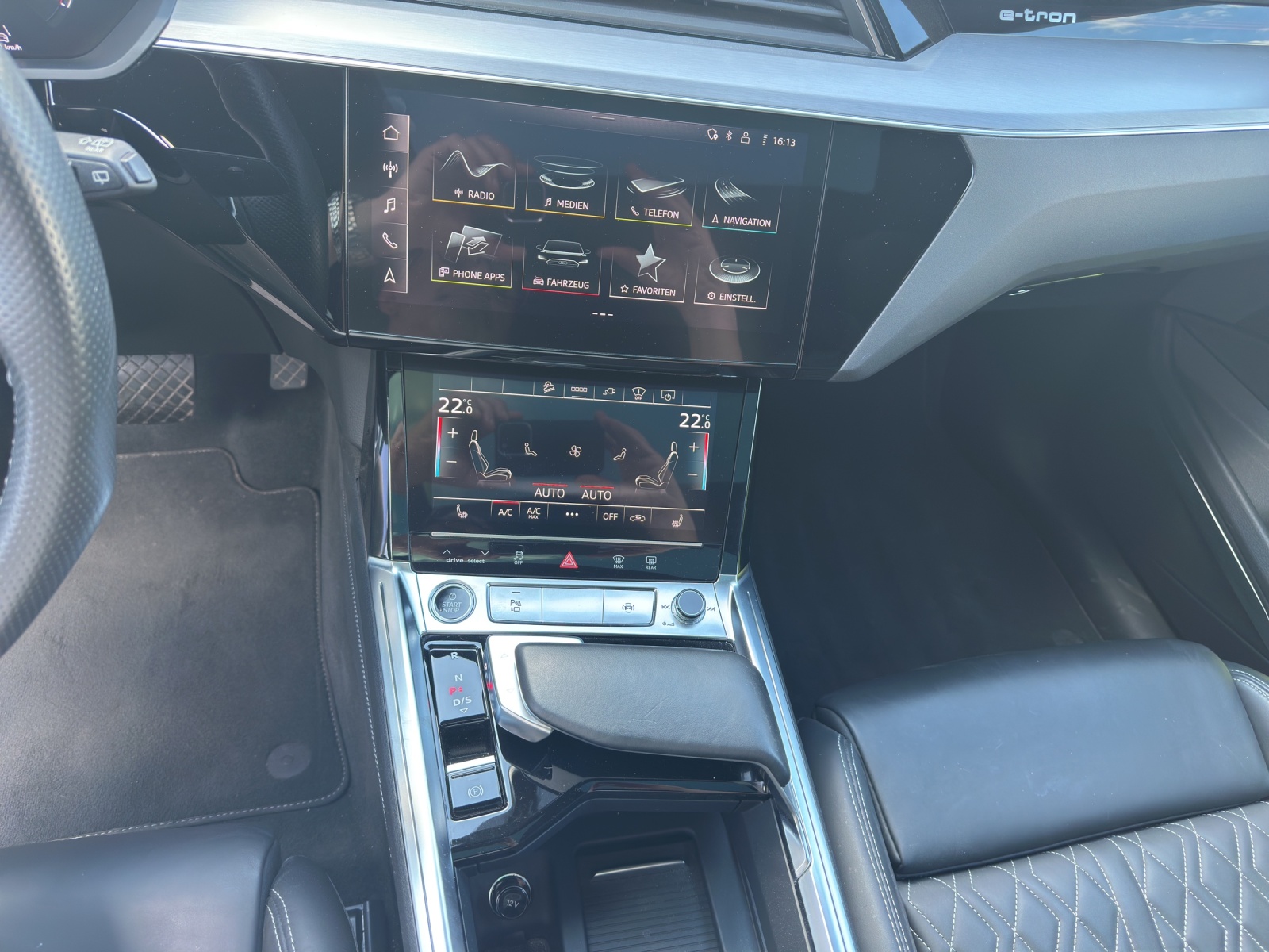 AUDI e-tron 55 S Line Black Edition quattro-image-10