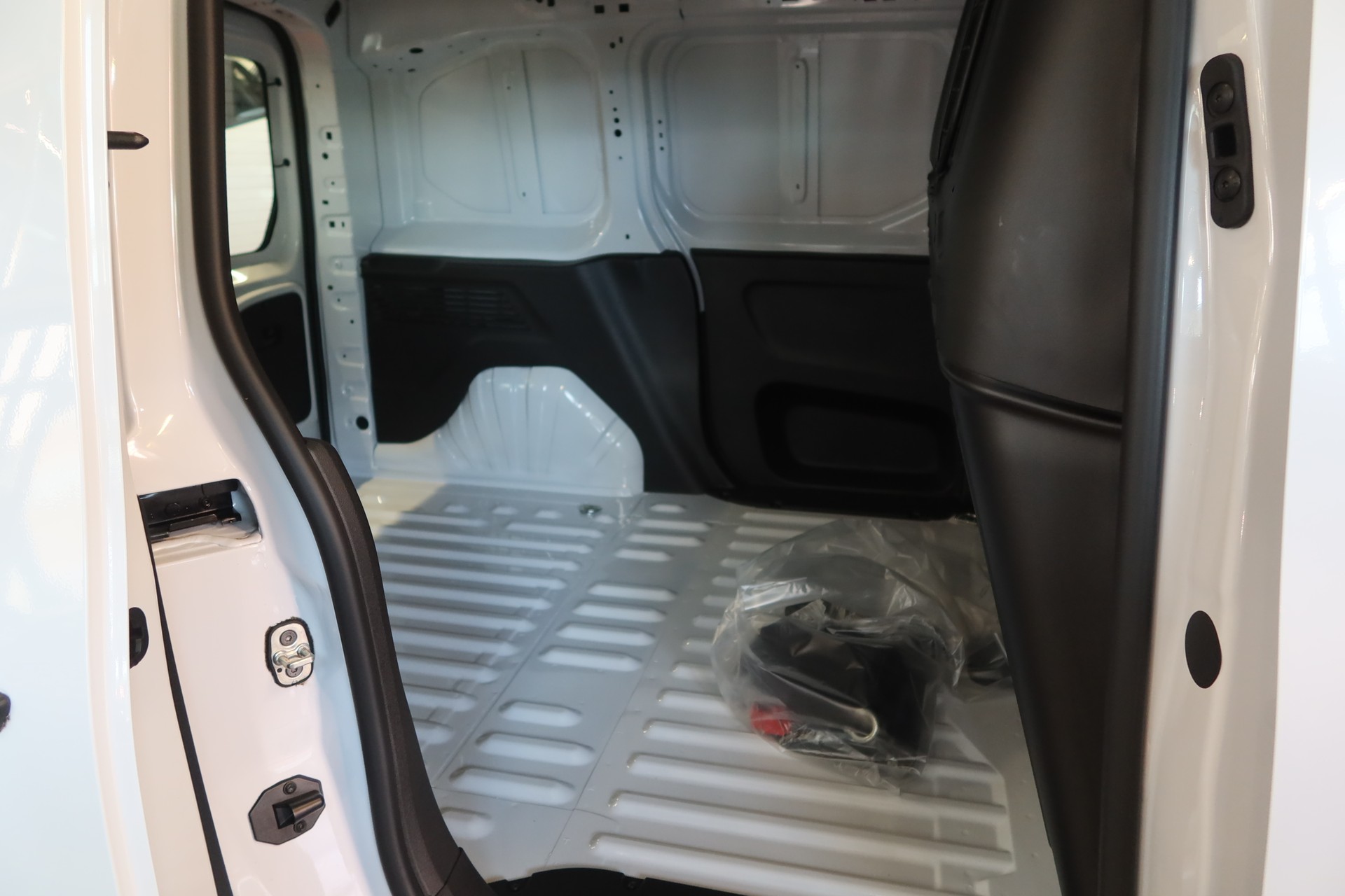 CITROEN Berlingo 1.2 s/s Swiss M-image-5