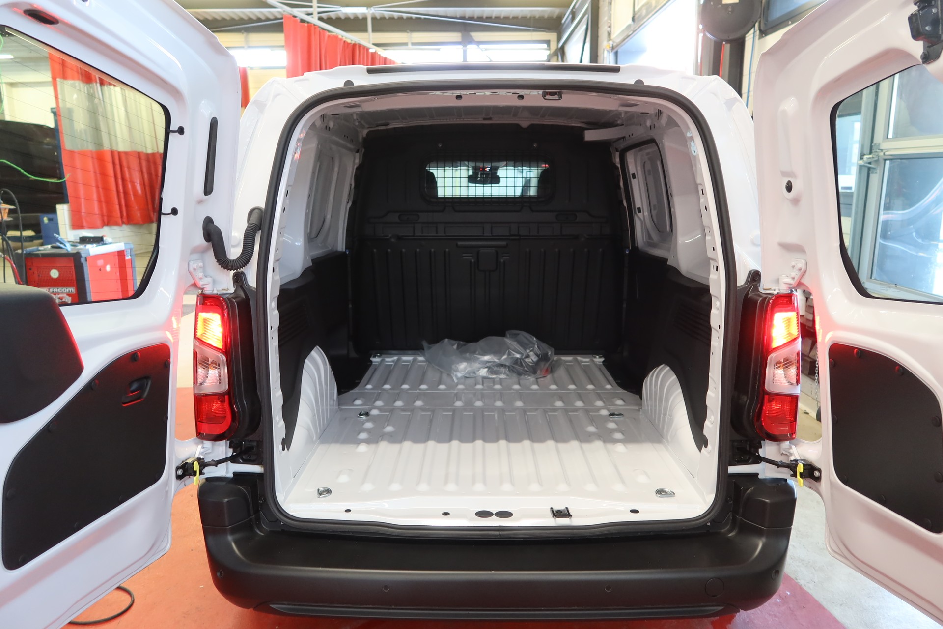 CITROEN Berlingo 1.2 s/s Swiss M-image-6
