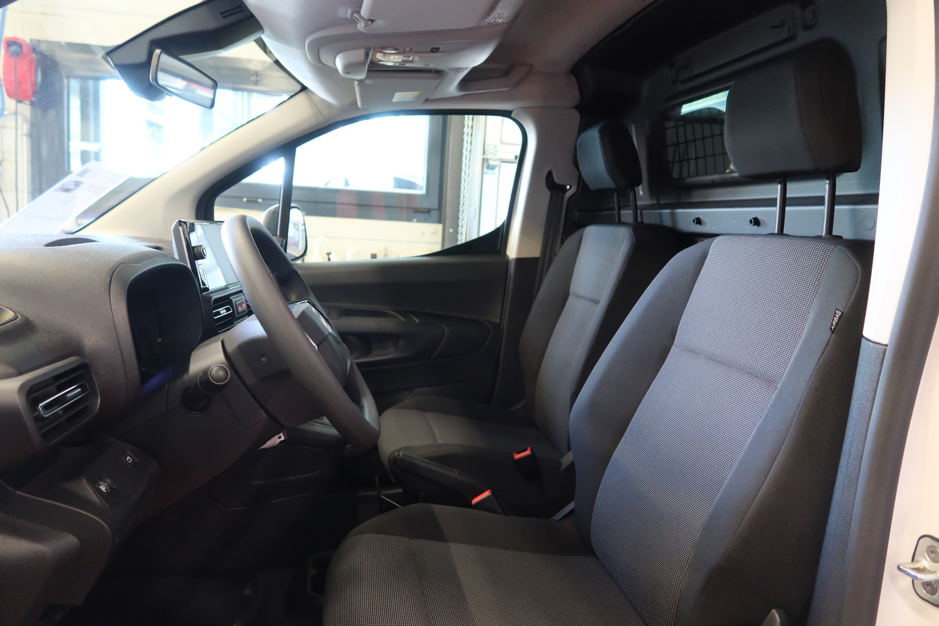 CITROEN Berlingo 1.2 s/s Swiss M-image-7