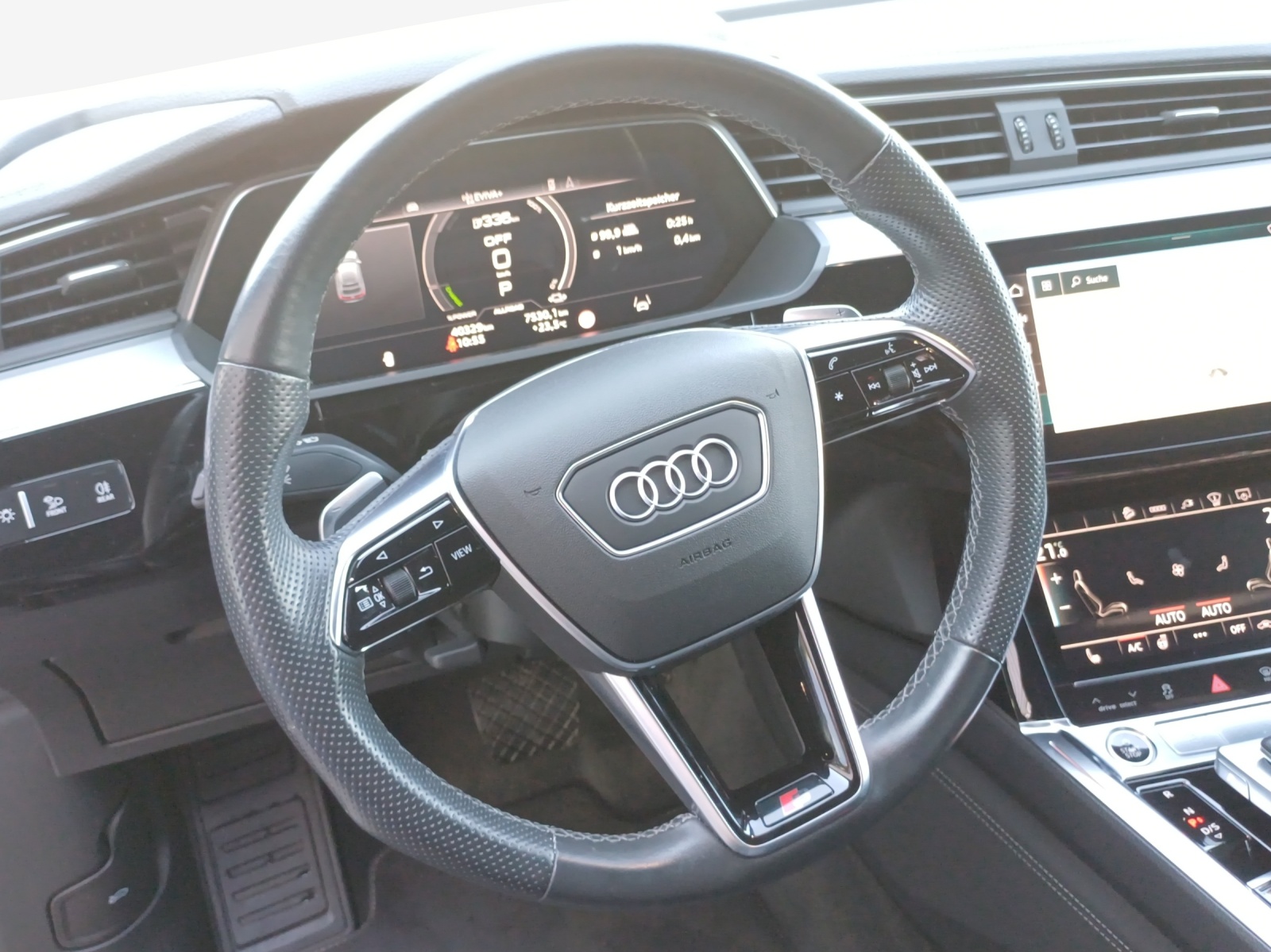 AUDI e-tron 55 Sportback Advanced Black Edition quattro-image-9