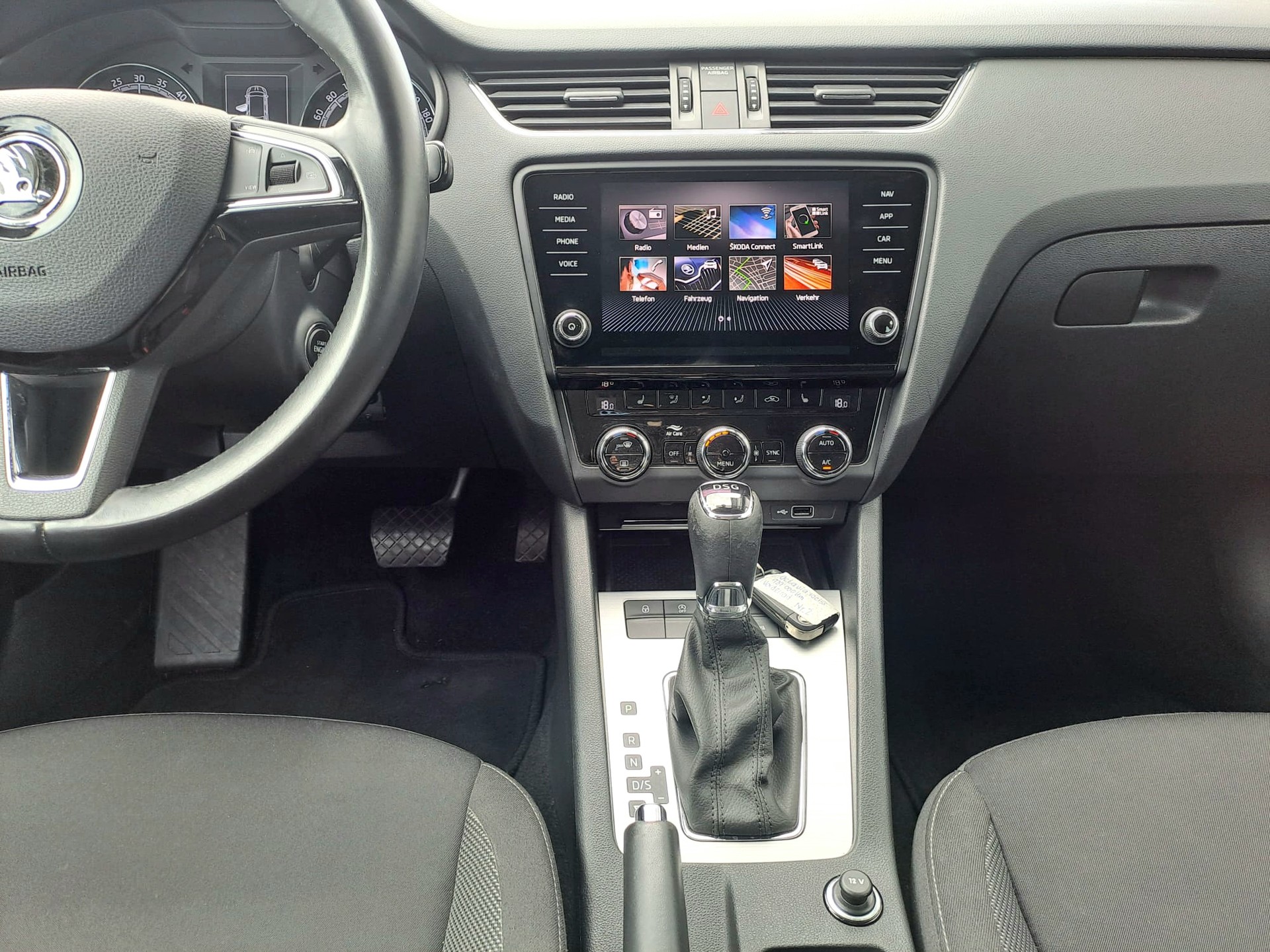 SKODA Octavia Combi 2.0 TDI Ambition DSG-image-11