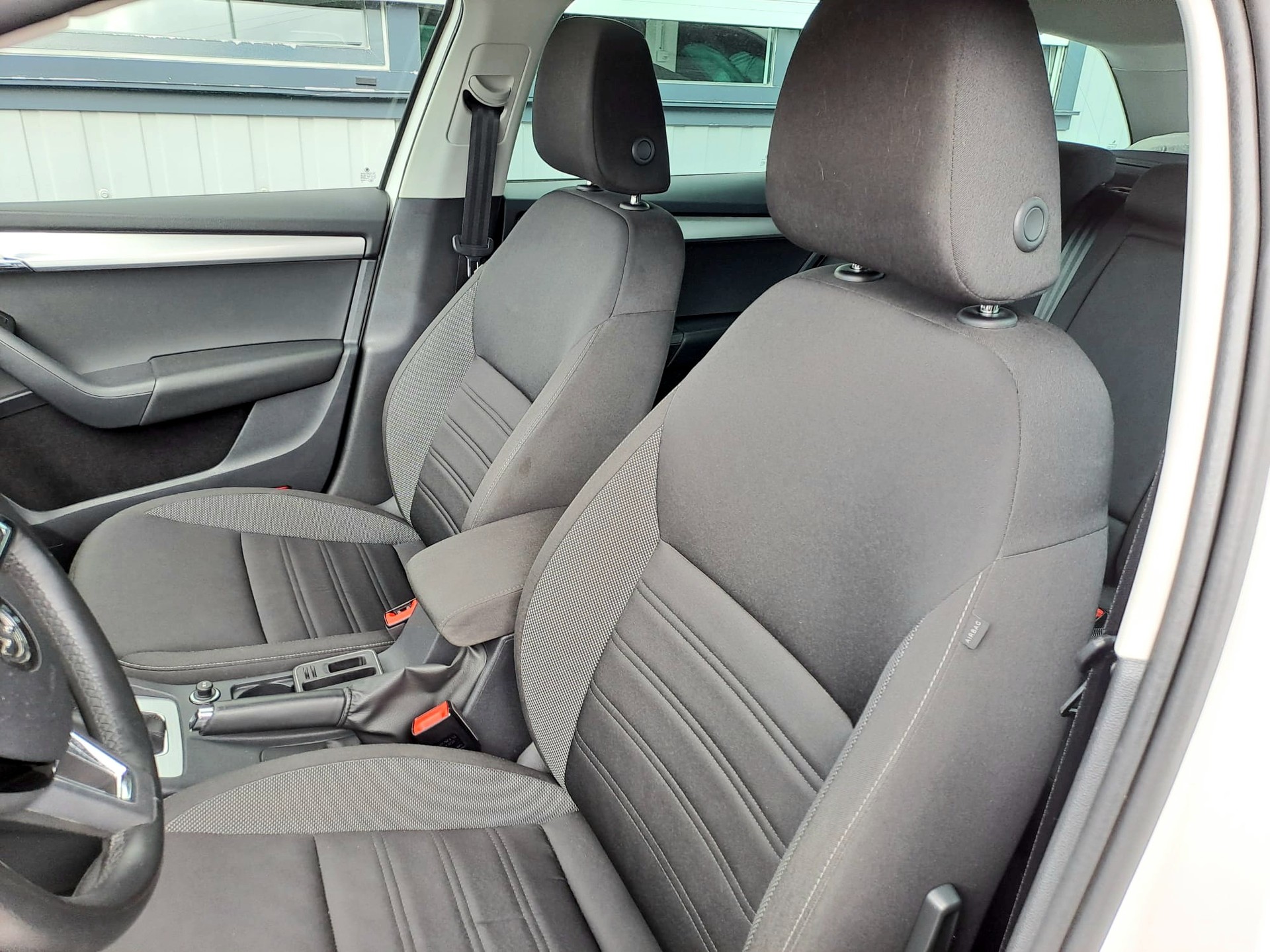 SKODA Octavia Combi 2.0 TDI Ambition DSG-image-9