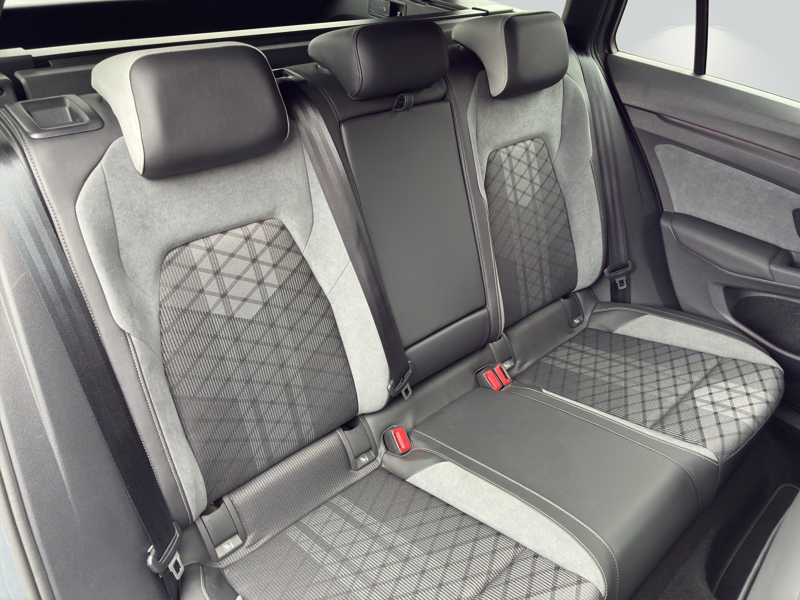 VW Golf Variant 2.0 TSI R-Line DSG 4Motion-image-8