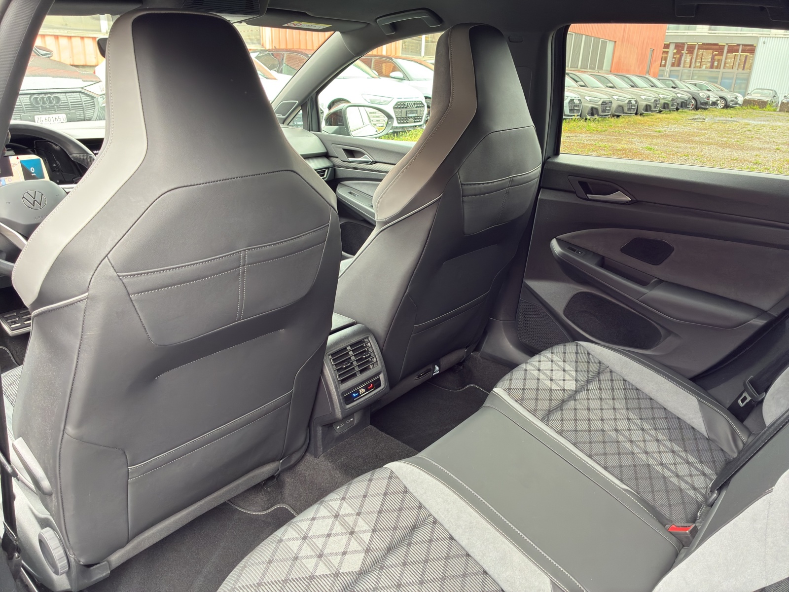 VW Golf Variant 2.0 TSI R-Line DSG 4Motion-image-16