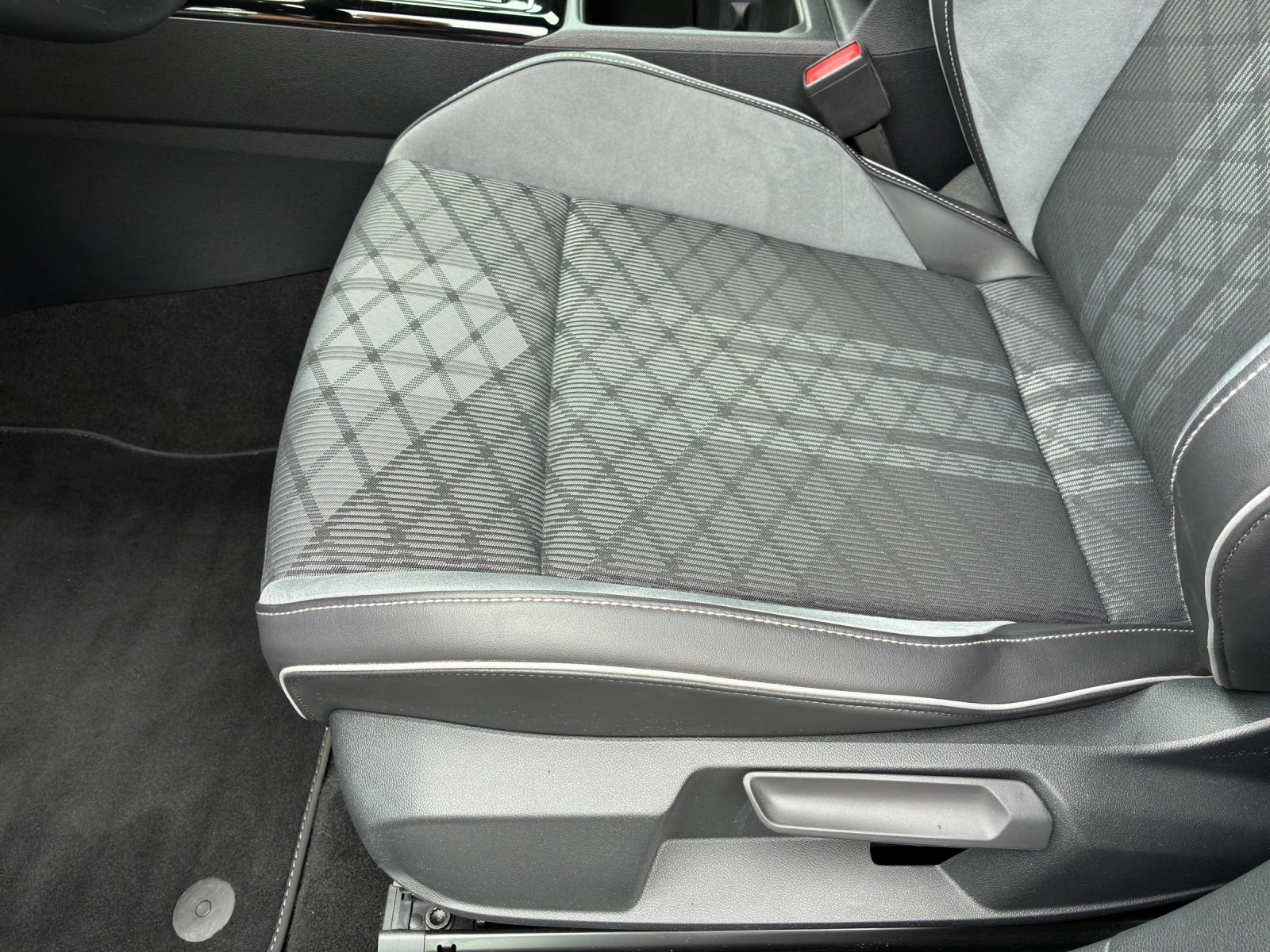 VW Golf Variant 2.0 TSI R-Line DSG 4Motion-image-17