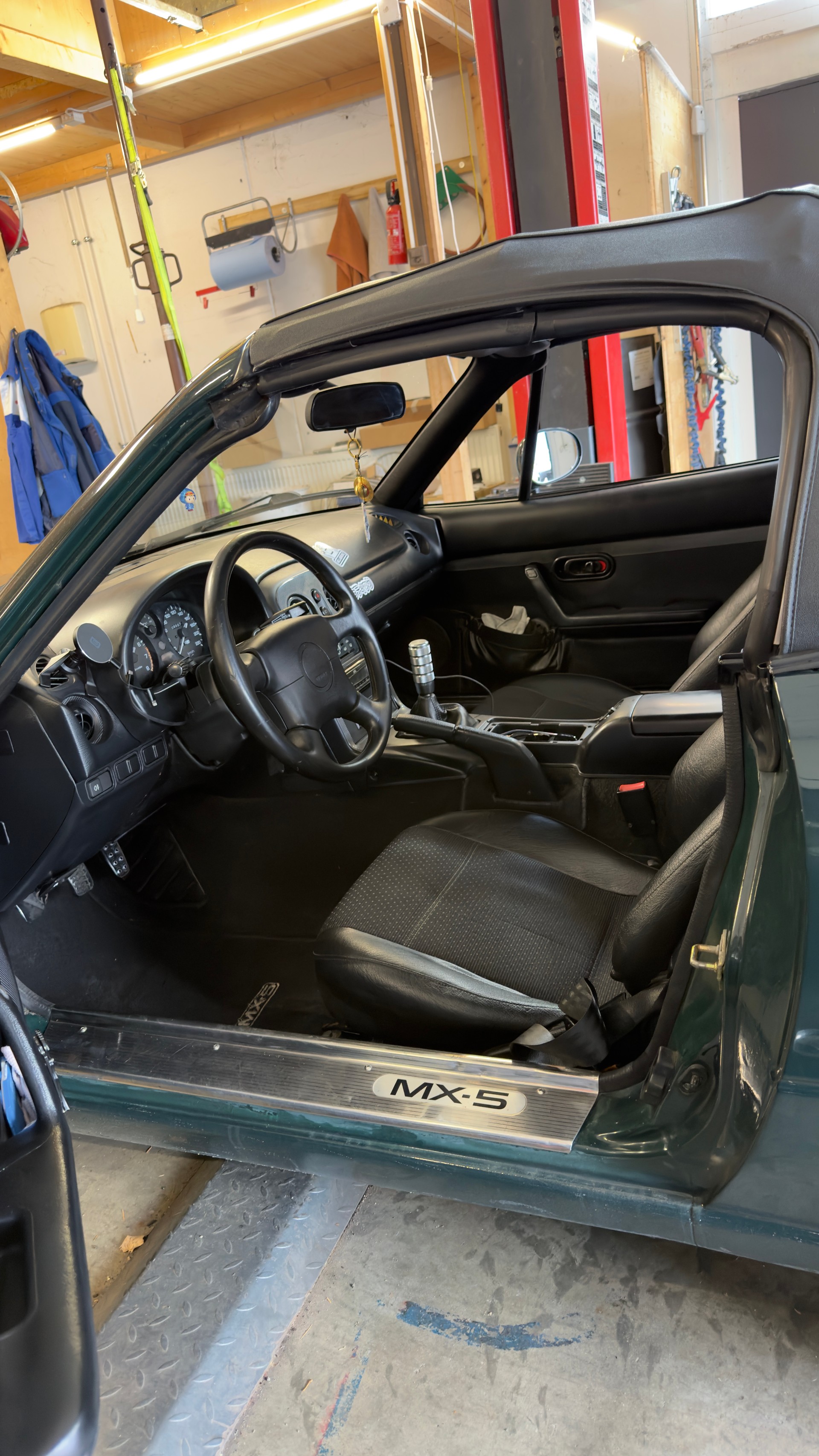 MAZDA 1.6i-16V-image-1