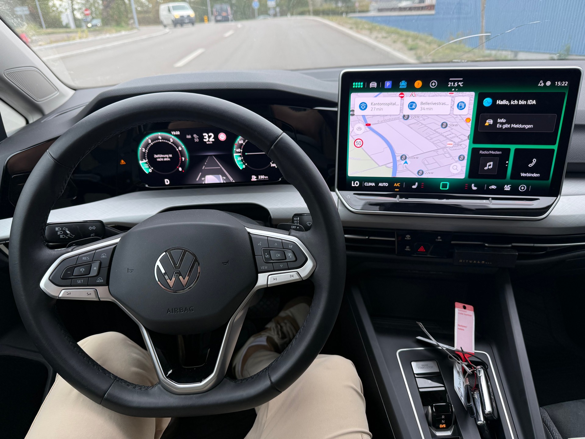 VW Golf Variant 1.5 eTSI mHEV Life DSG-image-8