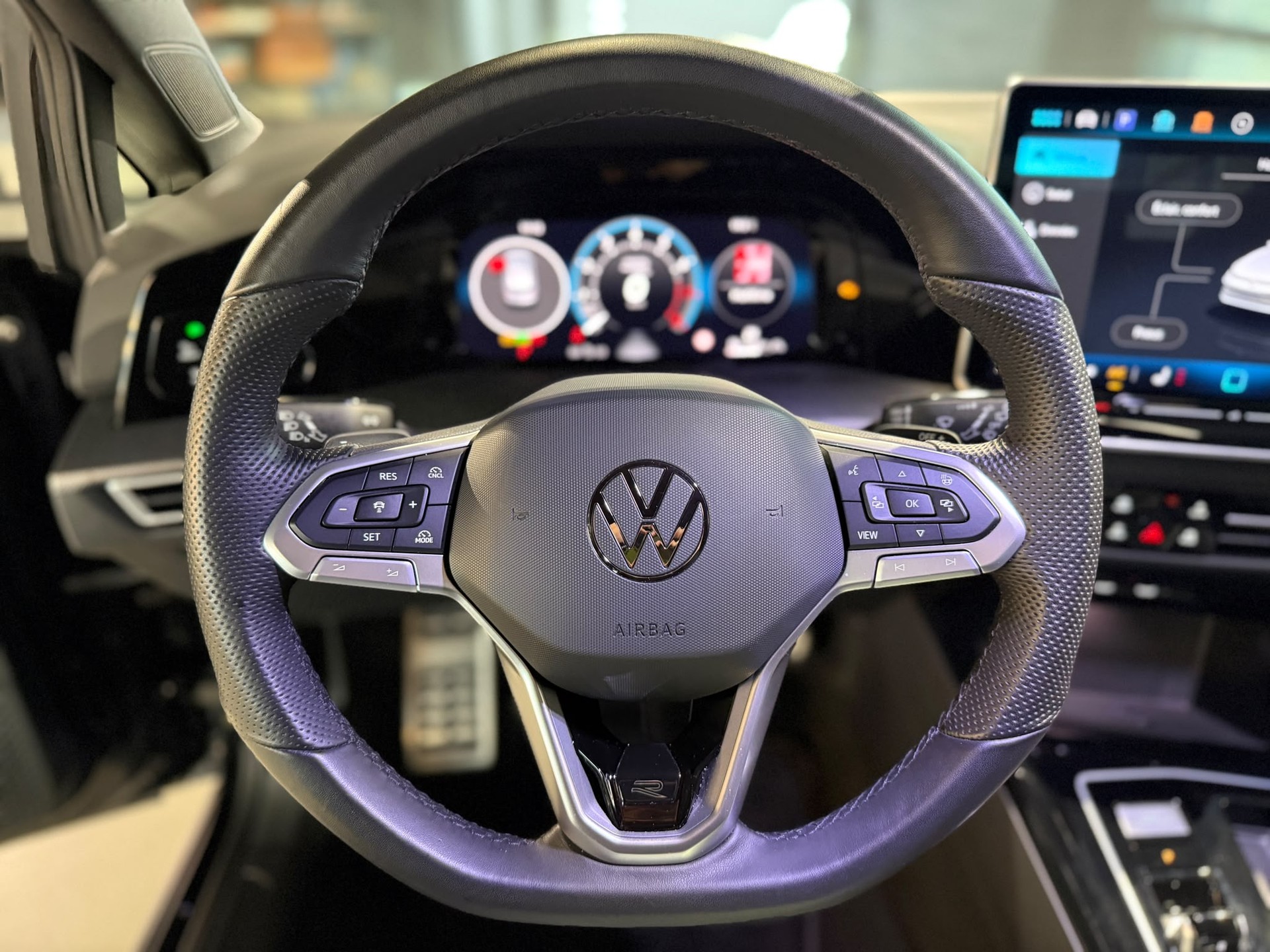 VW Golf 2.0 TSI R-Line DSG 4 Motion-image-12