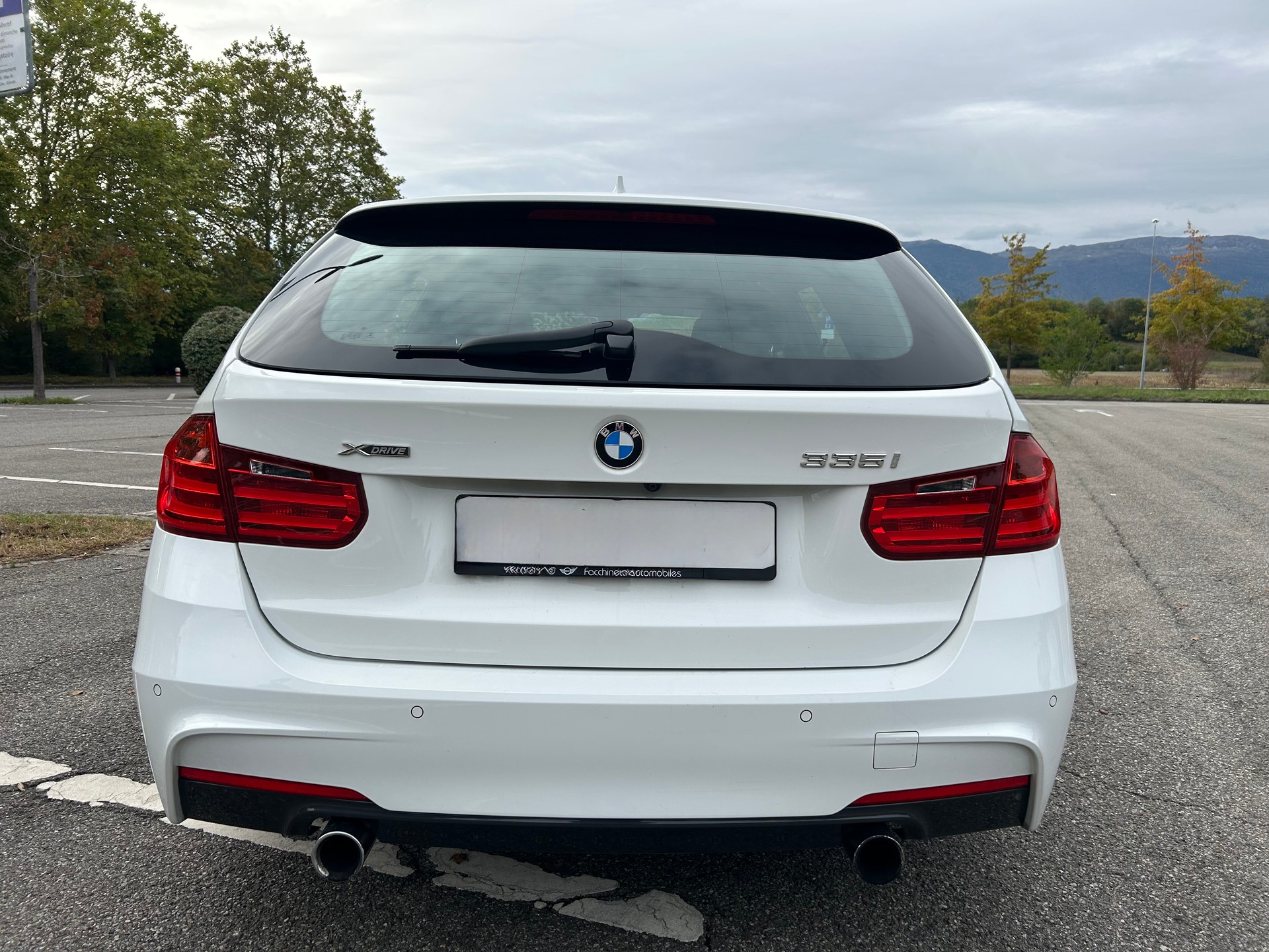BMW 335i xDrive Touring M Sport | Véhicule CH • M Sport • Expertise prévue • ACC Stop&Go • HUD • Harman/Kardon • Surround View-image-4