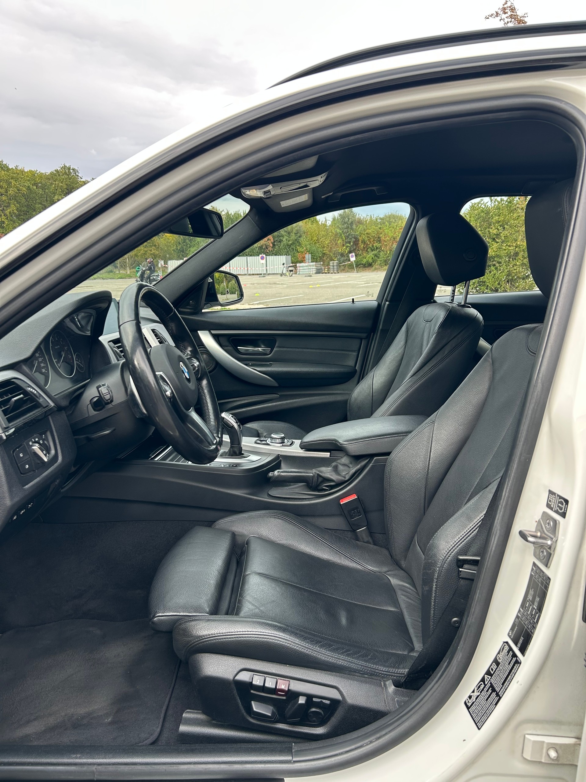 BMW 335i xDrive Touring M Sport | Véhicule CH • M Sport • Expertise prévue • ACC Stop&Go • HUD • Harman/Kardon • Surround View-image-5