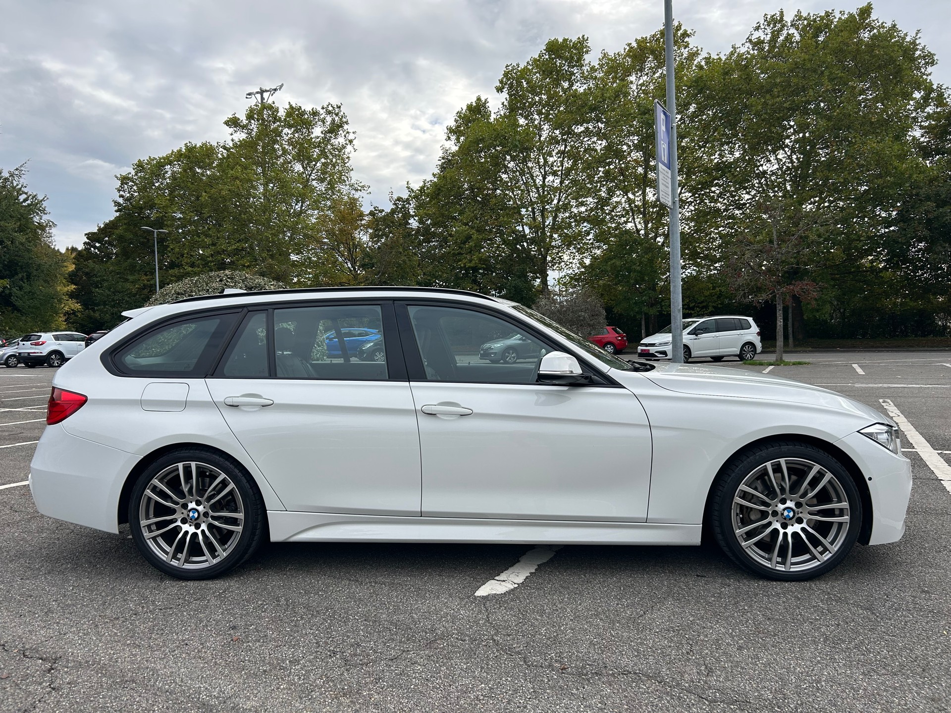 BMW 335i xDrive Touring M Sport | Véhicule CH • M Sport • Expertise prévue • ACC Stop&Go • HUD • Harman/Kardon • Surround View-image-2