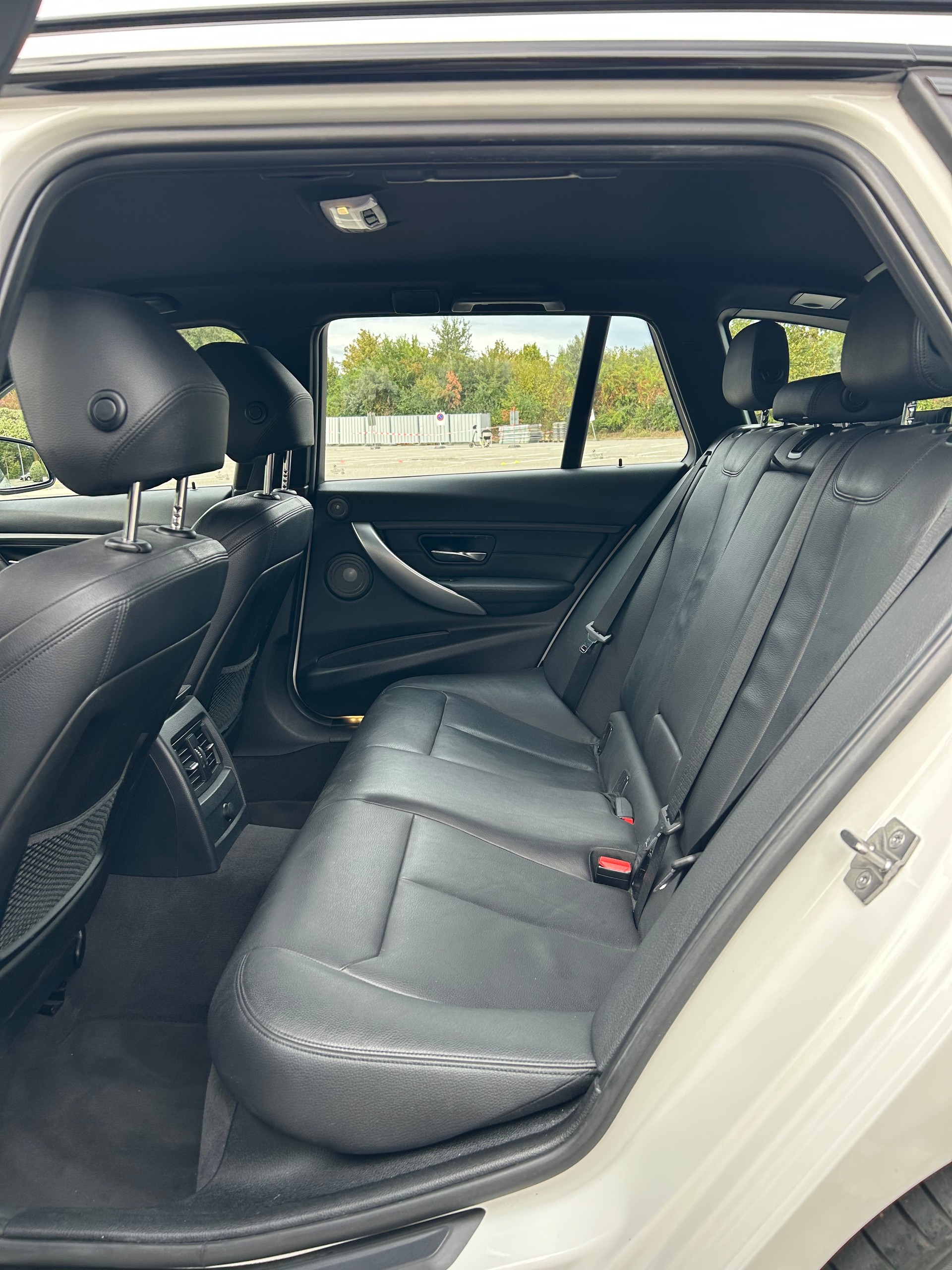 BMW 335i xDrive Touring M Sport | Véhicule CH • M Sport • Expertise prévue • ACC Stop&Go • HUD • Harman/Kardon • Surround View-image-7