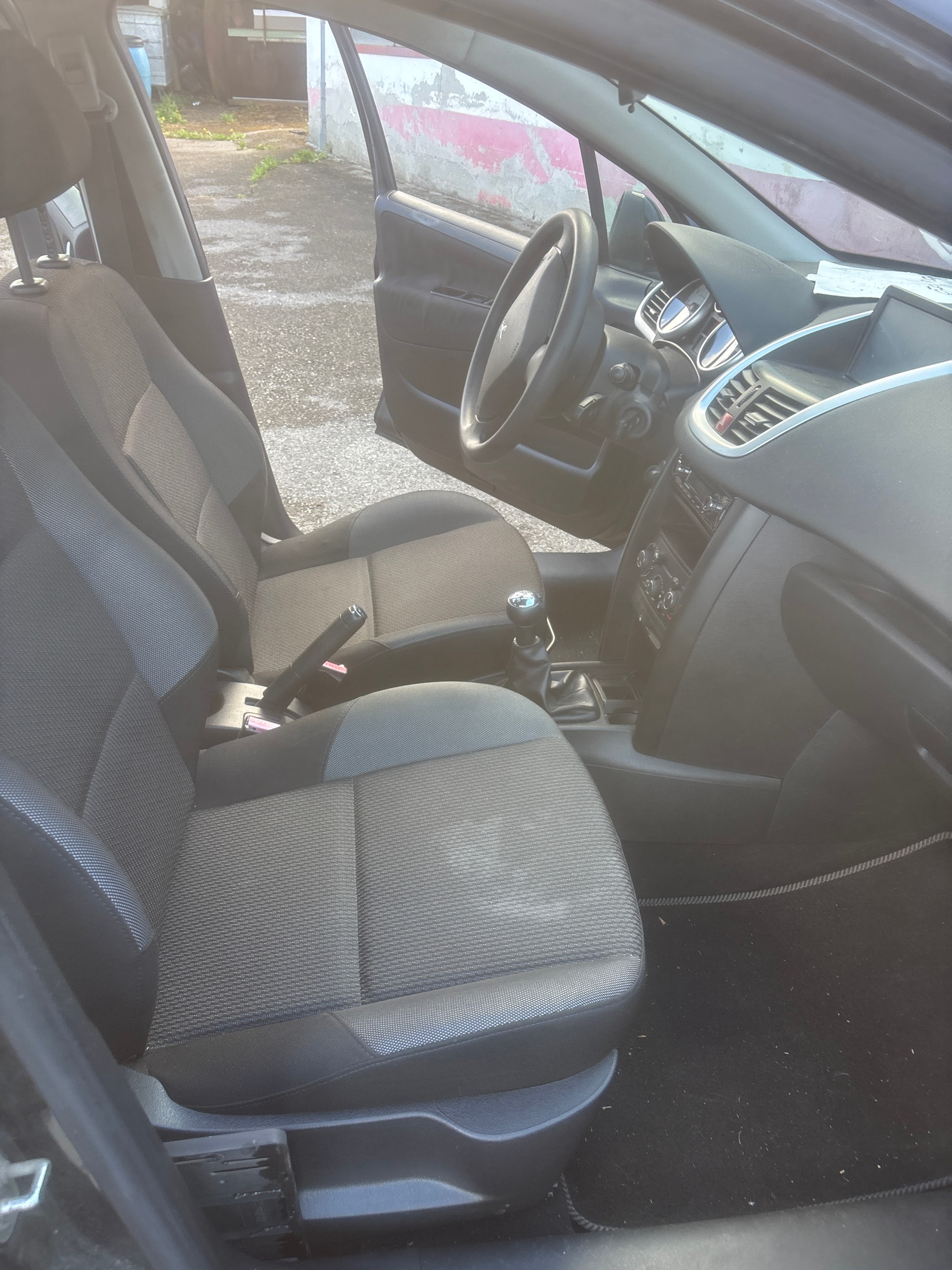 PEUGEOT 207 1.4 Trendy Clim-image-12