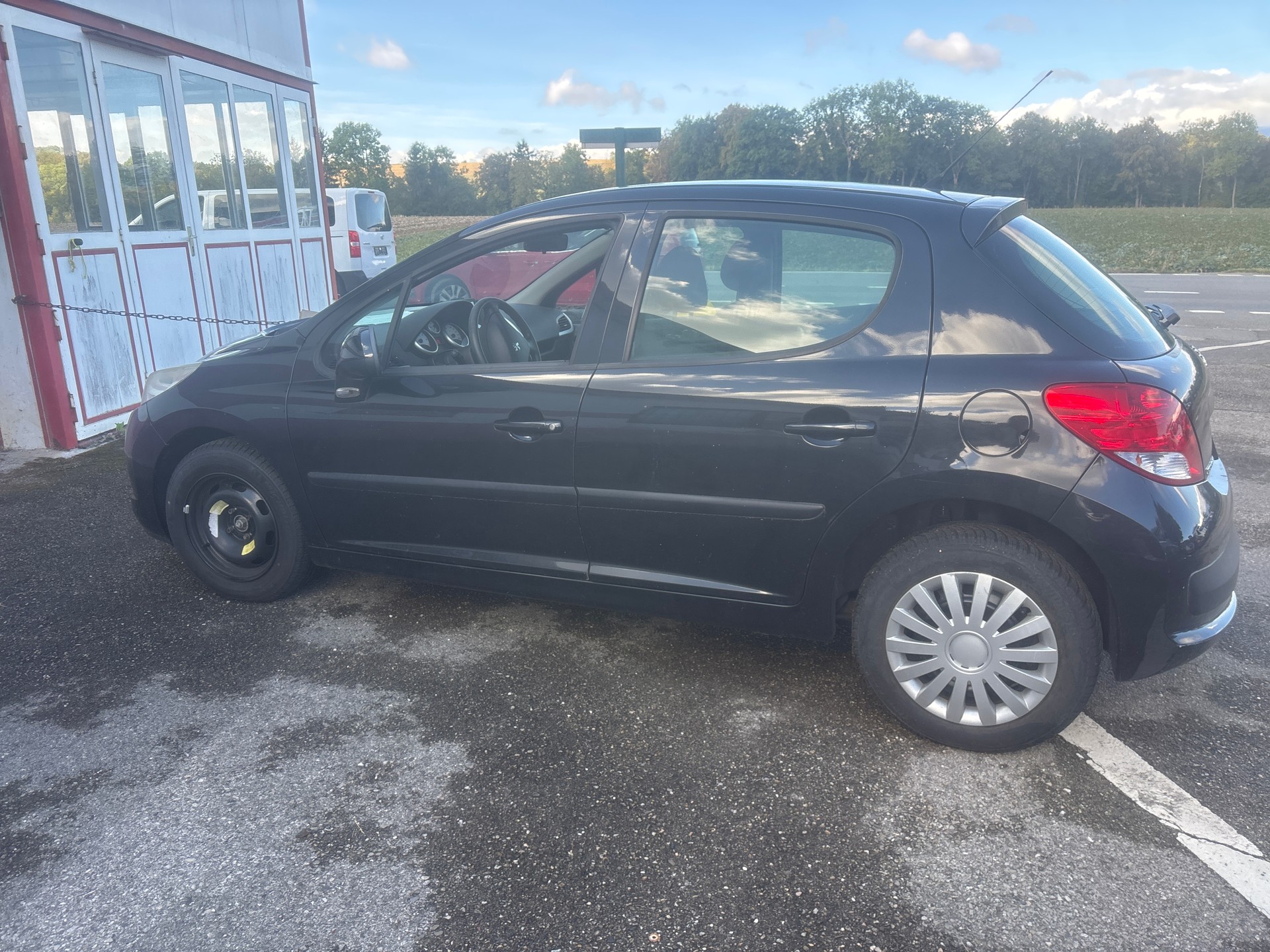 PEUGEOT 207 1.4 Trendy Clim-image-2