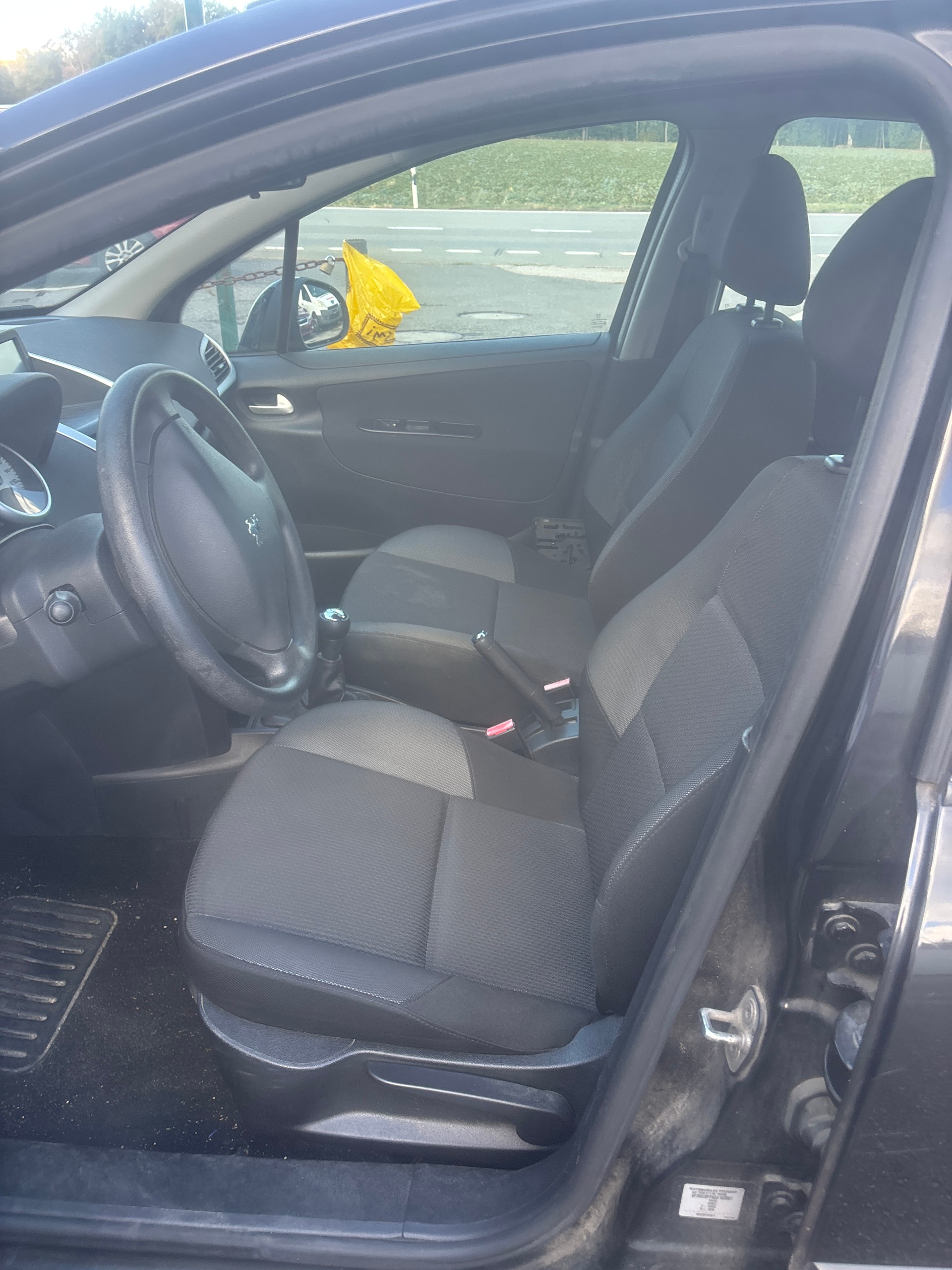 PEUGEOT 207 1.4 Trendy Clim-image-7