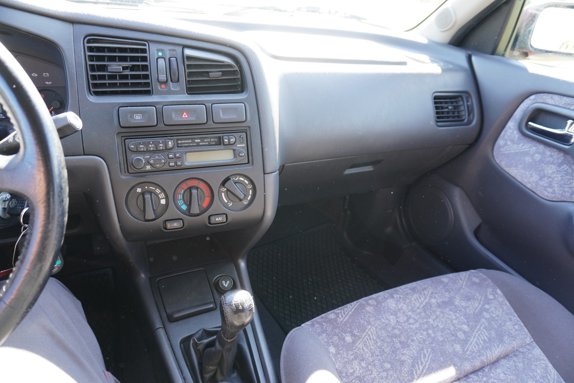 NISSAN Primera 2.0 SE-image-11