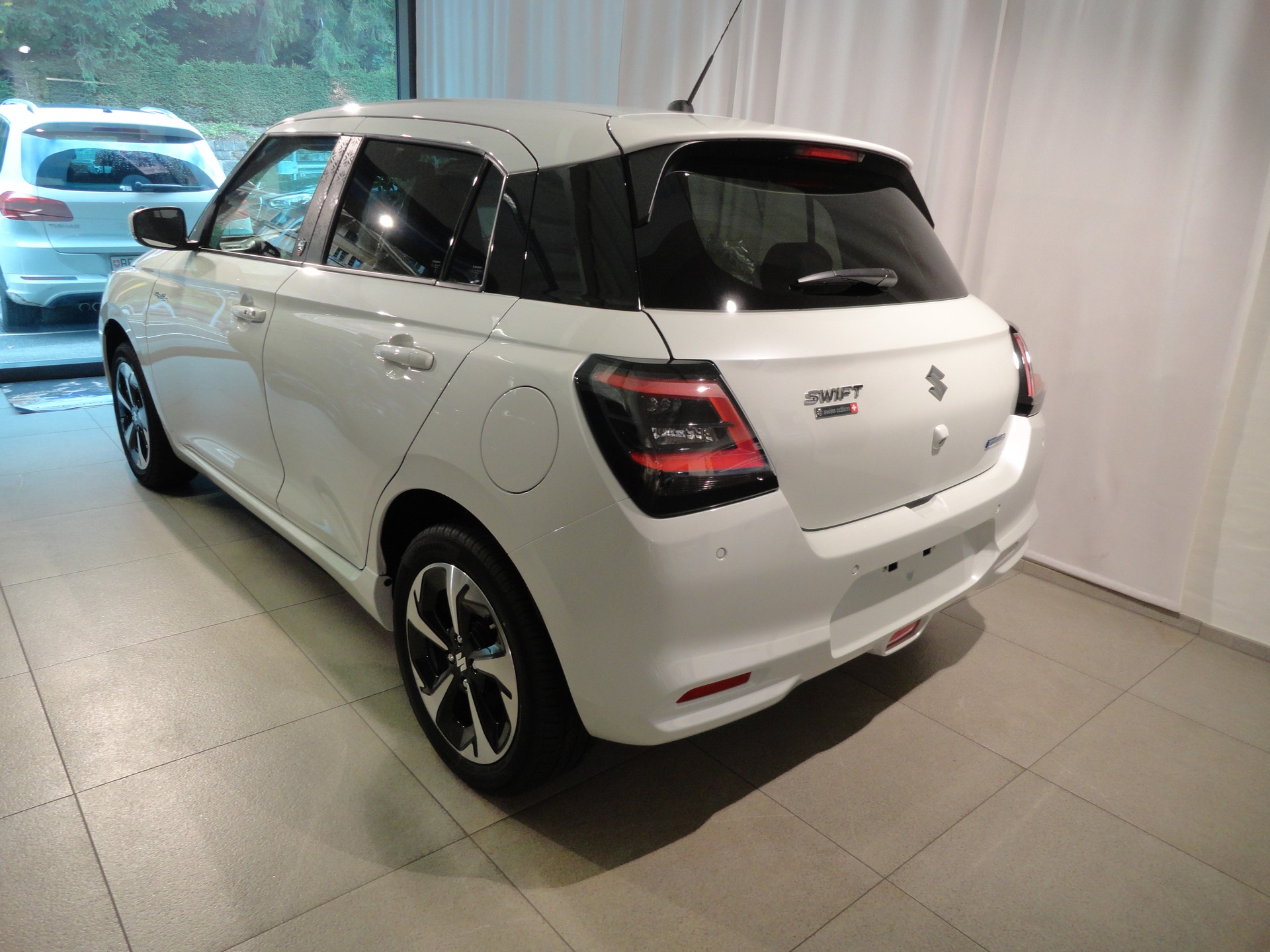 SUZUKI Swift 1.2 Piz Sulai Hybrid Top 4x4-image-1