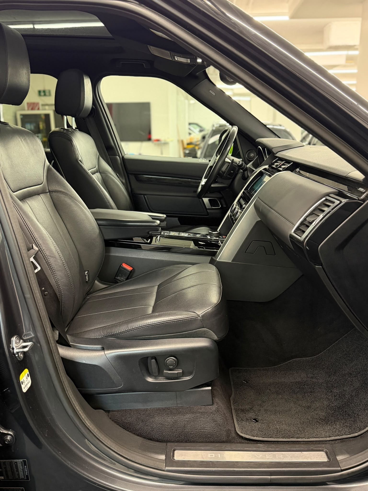 LAND ROVER Discovery 3.0 TD6 HSE Automatic 7-Plätzer-image-24