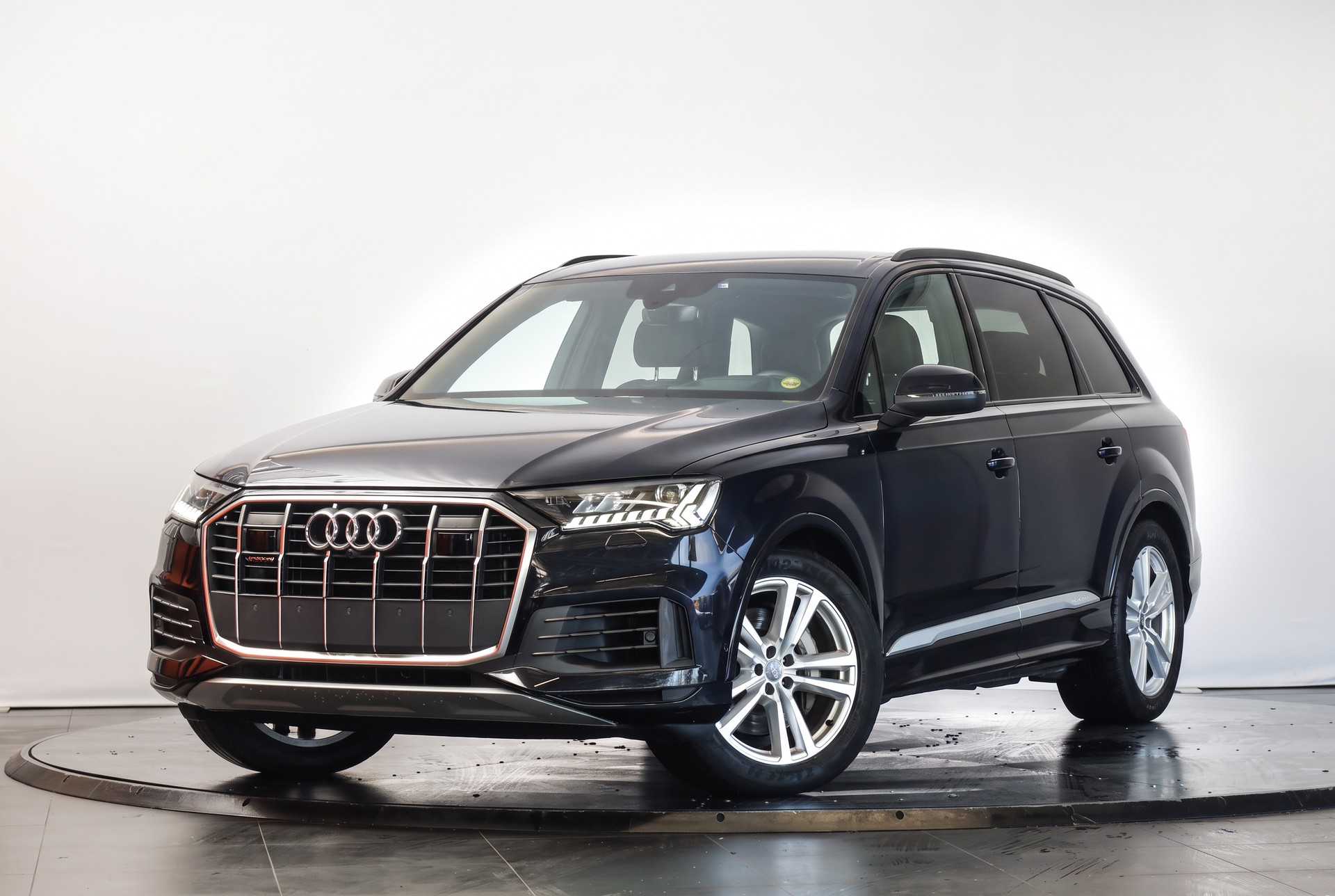 AUDI Q7 50 TDI quattro tiptronic • 7 places • S line • Matrix LED-image-3