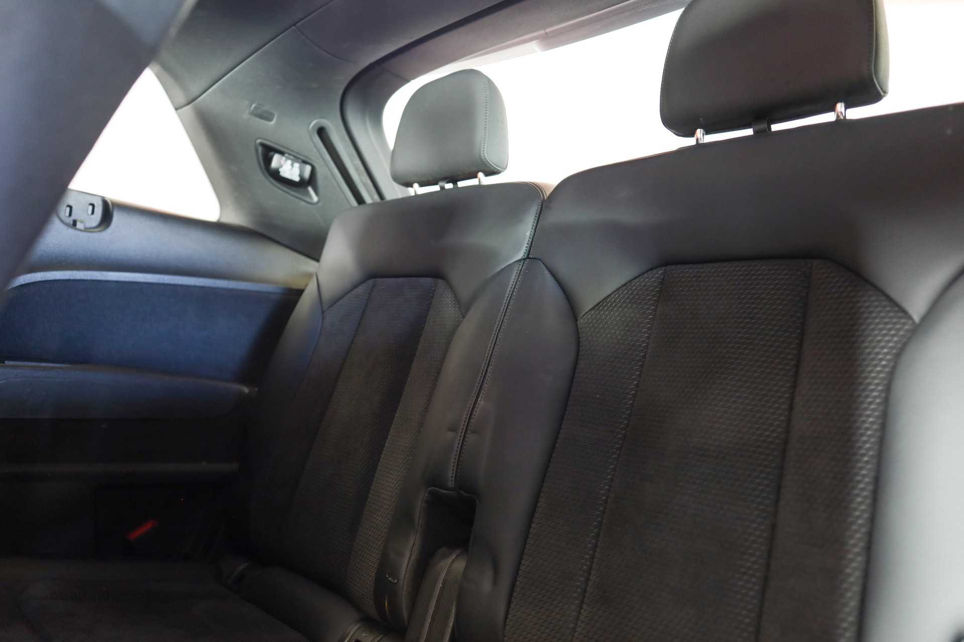 AUDI Q7 50 TDI quattro tiptronic • 7 places • S line • Matrix LED-image-24